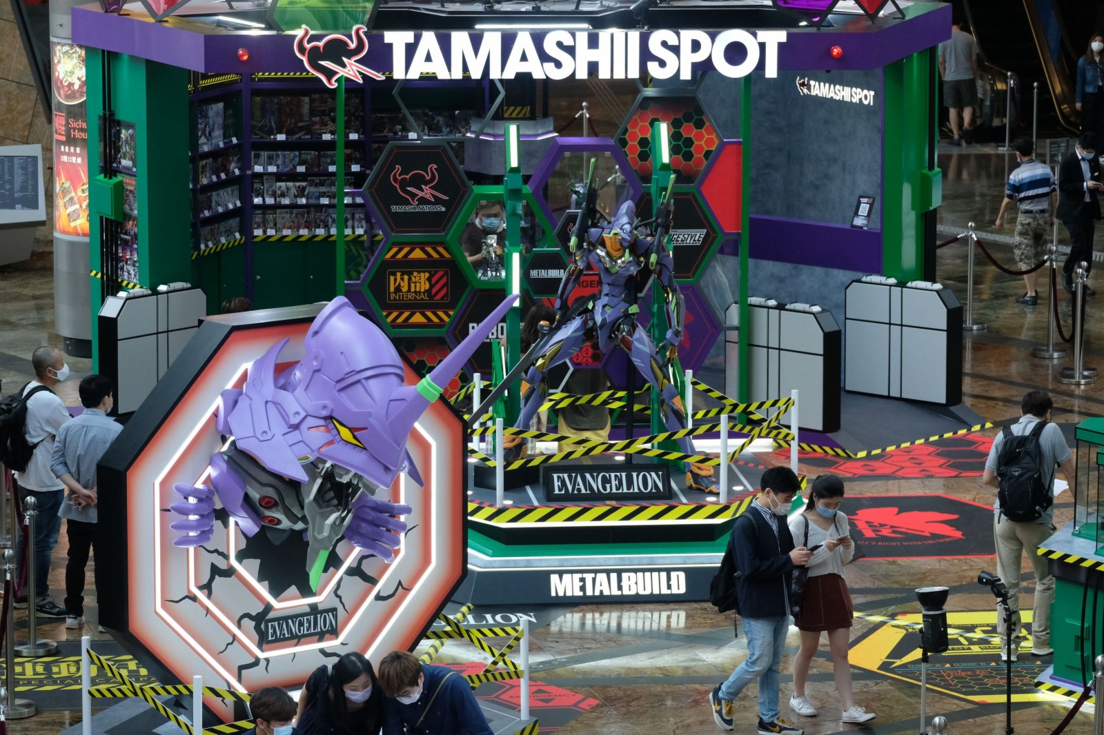 今個冬天,一眾動漫及Figure迷有福了!朗豪坊將於明日(18日)起舉辦「朗豪坊x TAMASHII FIGURE FES 2020」,一次過將日本動漫經典神作《新世紀福音戰士》、風靡動漫界的《鬼滅之刃》以及近年最熱血的漫畫之一《One Piece》帶來香港,讓大家瞬間投入到動漫世界之中。 今個冬天,一眾動漫及Figure迷有福了!朗豪坊將於明日(18日)起舉辦「朗豪坊x TAMASHII FIGURE FES 2020」,一次過將日本動漫經典神作《新世紀福音戰士》、風靡動漫界的《鬼滅之刃》以及近年最熱血的漫畫之一《One Piece》帶來香港,讓大家瞬間投入到動漫世界之中。