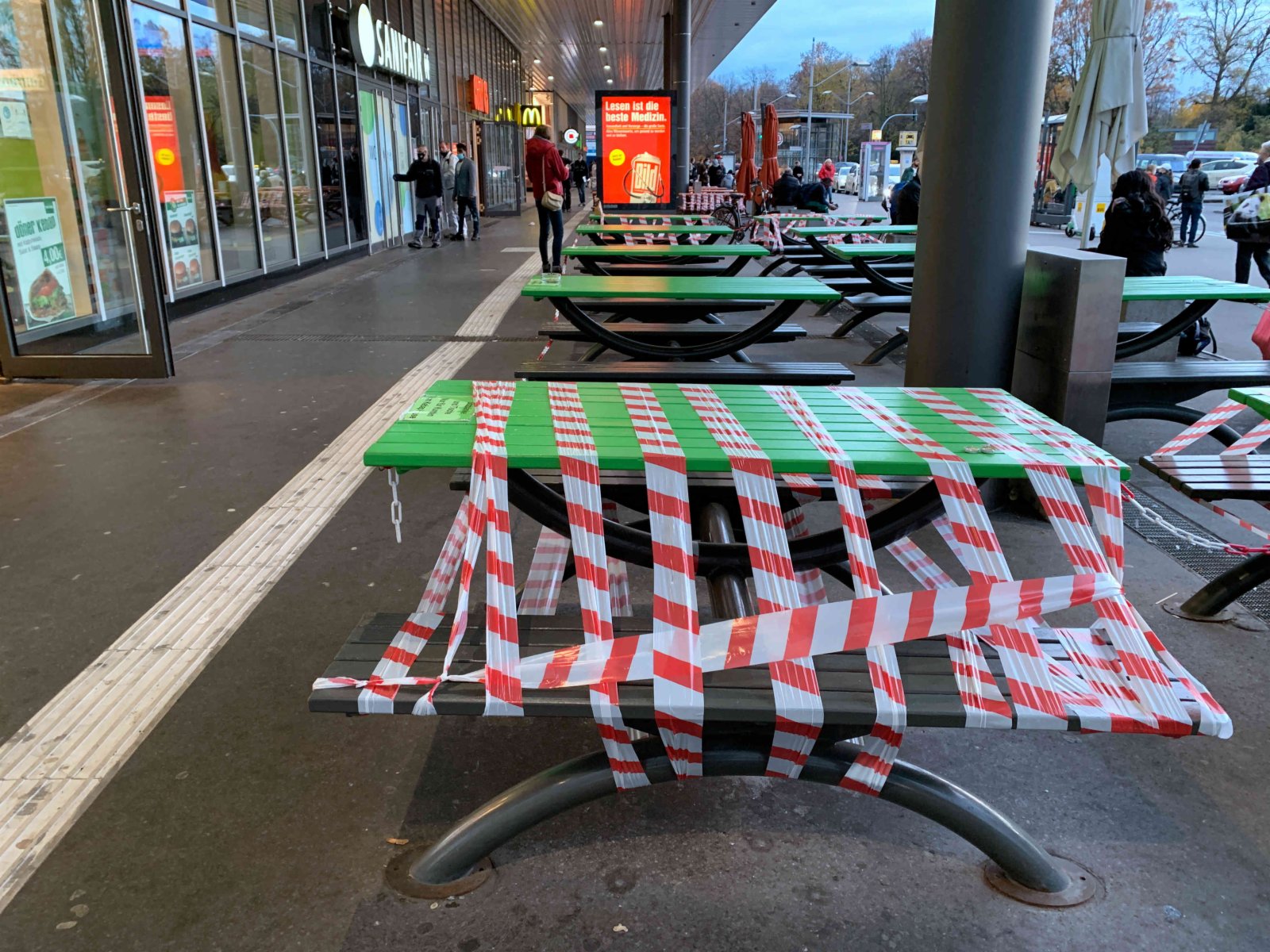 圖為16日下午，柏林健康泉車站外貼滿膠帶的露天餐桌。本輪「封城」期間，德國餐飲業被禁止提供堂食。 