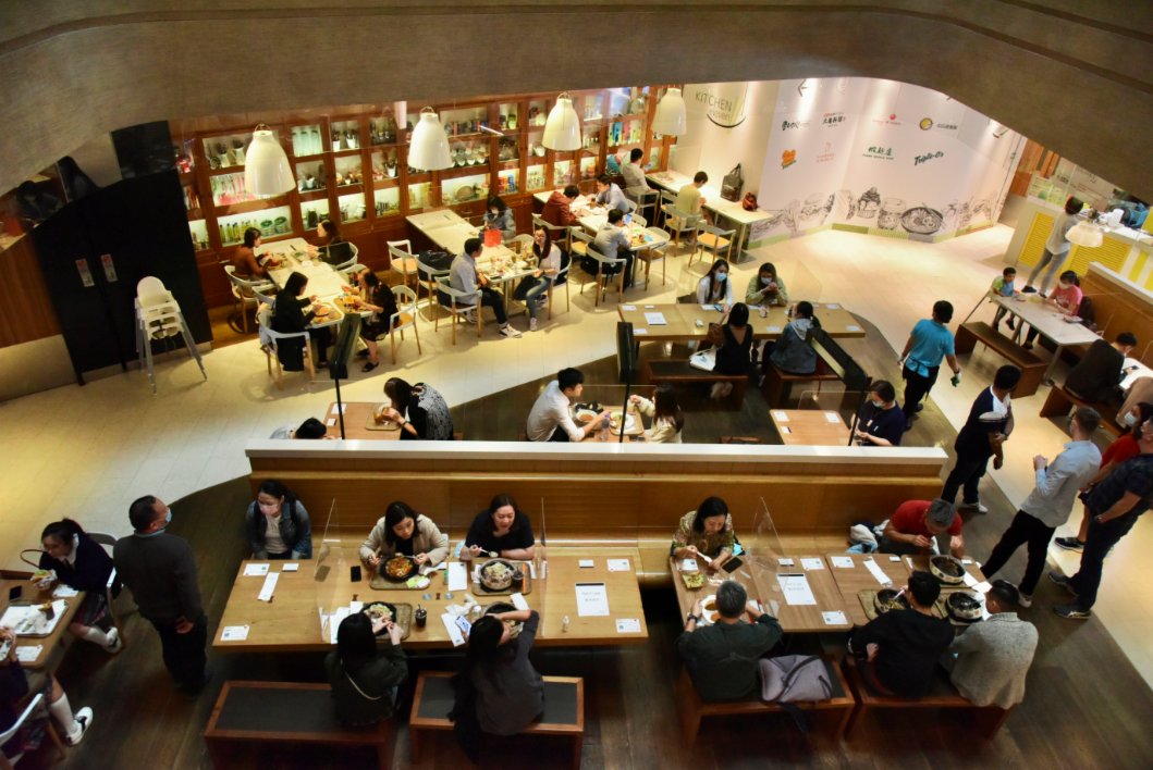 圖為銅鑼灣一餐廳，市民用餐。（中新社圖片）