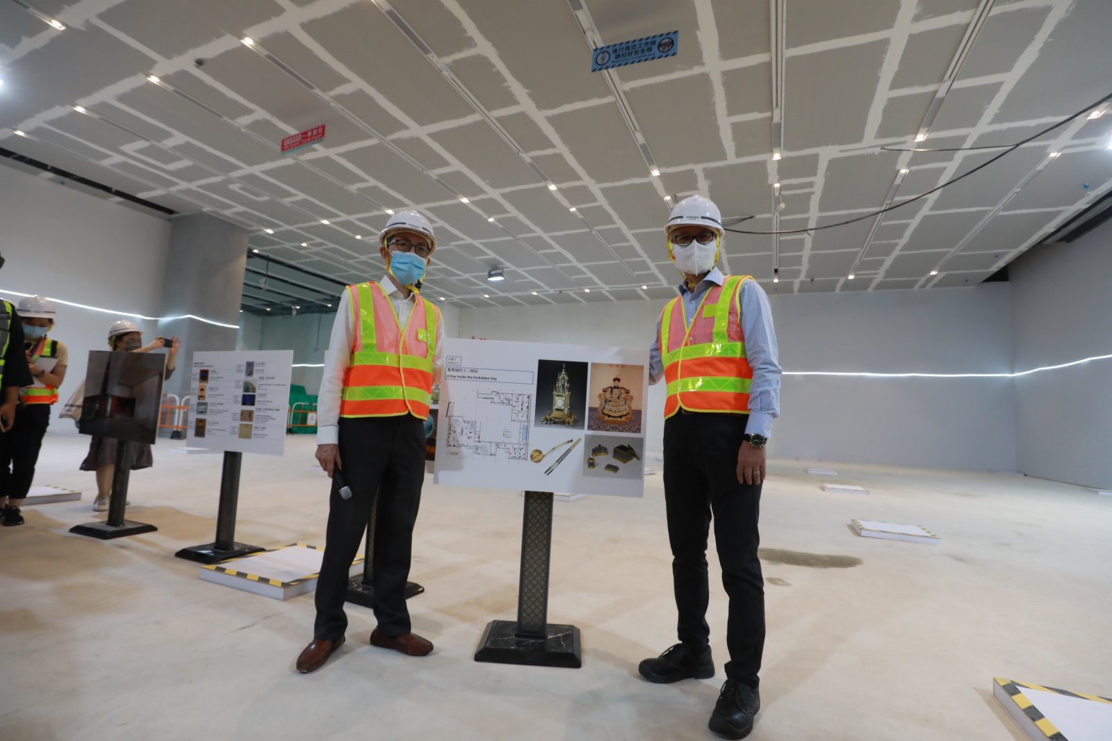 西九管理局近日表示,位於西九文化區的「香港故宮文化博物館」大樓7月已平頂,稍後將陸續安排接收北京800件文物,預計2022年中開幕迎客。 西九管理局近日表示,位於西九文化區的「香港故宮文化博物館」大樓7月已平頂,稍後將陸續安排接收北京800件文物,預計2022年中開幕迎客。