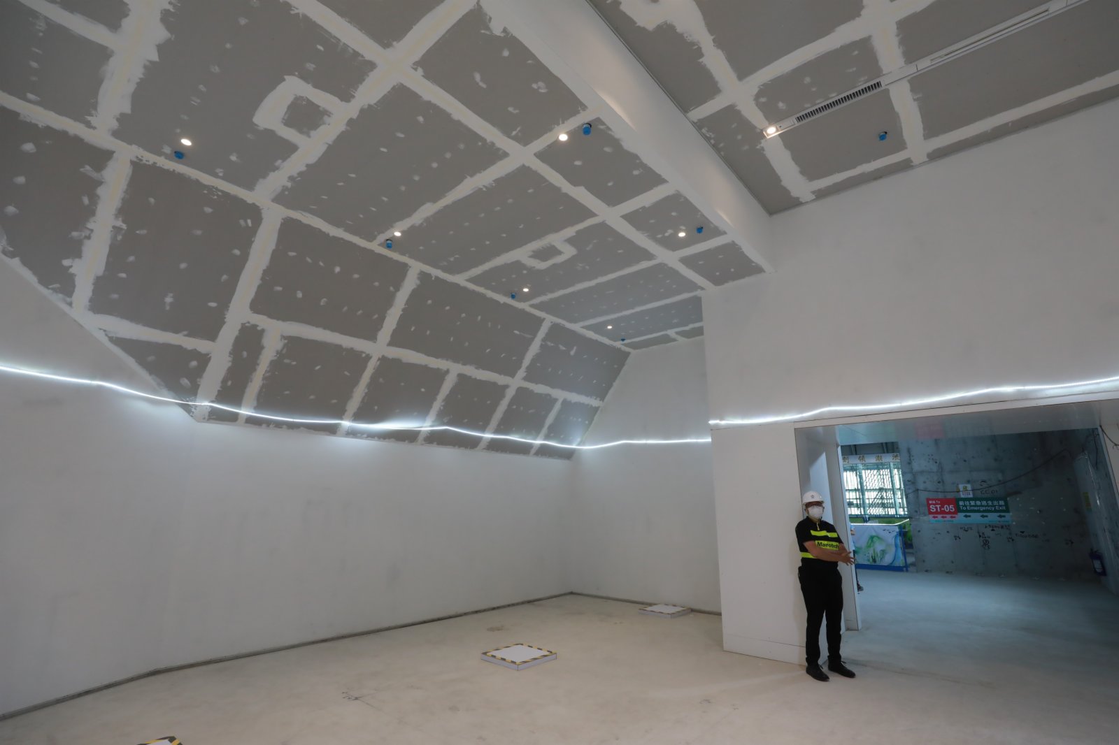 西九管理局近日表示,位於西九文化區的「香港故宮文化博物館」大樓7月已平頂,稍後將陸續安排接收北京800件文物,預計2022年中開幕迎客。 西九管理局近日表示,位於西九文化區的「香港故宮文化博物館」大樓7月已平頂,稍後將陸續安排接收北京800件文物,預計2022年中開幕迎客。