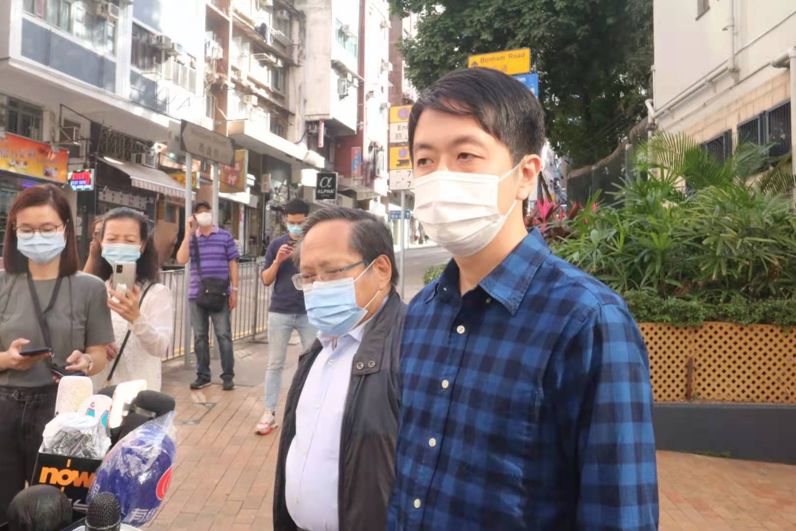 民主黨許智峯今（18日）早被警方上門拘捕，下午二時半離開西區警署。三十八歲許智峯已被控兩項「藐視罪」及兩項「意圖使他人受損害、精神受創或惱怒而企圖施用有害物品」罪，案件將於明日（十一月十九日）下午在西九龍裁判法院提堂。
