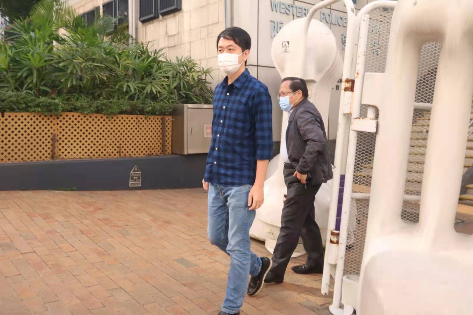 民主黨許智峯今（18日）早被警方上門拘捕，下午二時半離開西區警署。三十八歲許智峯已被控兩項「藐視罪」及兩項「意圖使他人受損害、精神受創或惱怒而企圖施用有害物品」罪，案件將於明日（十一月十九日）下午在西九龍裁判法院提堂。