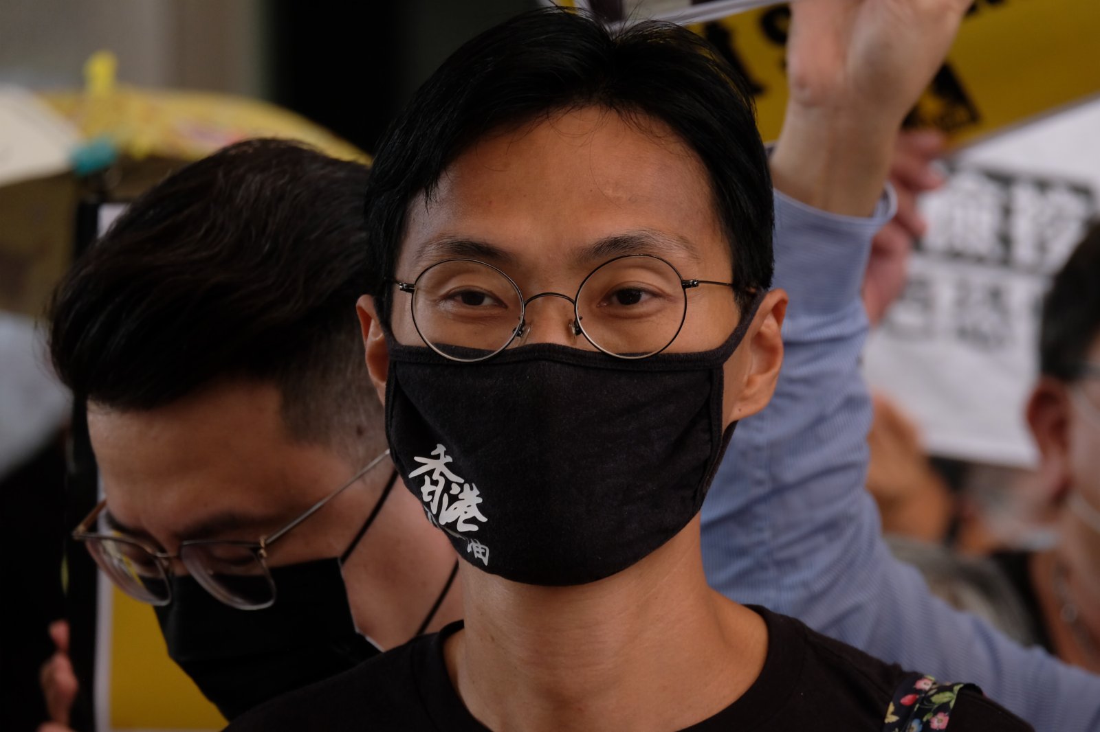 立法會前議員許智峯、陳志全及朱凱廸，被指與早前立法會內潑臭水事件有關，涉嫌違反《立法會（權力及特權）條例》及《侵害人身罪條例》，案件今日（19日）在西九龍裁判法院提堂。