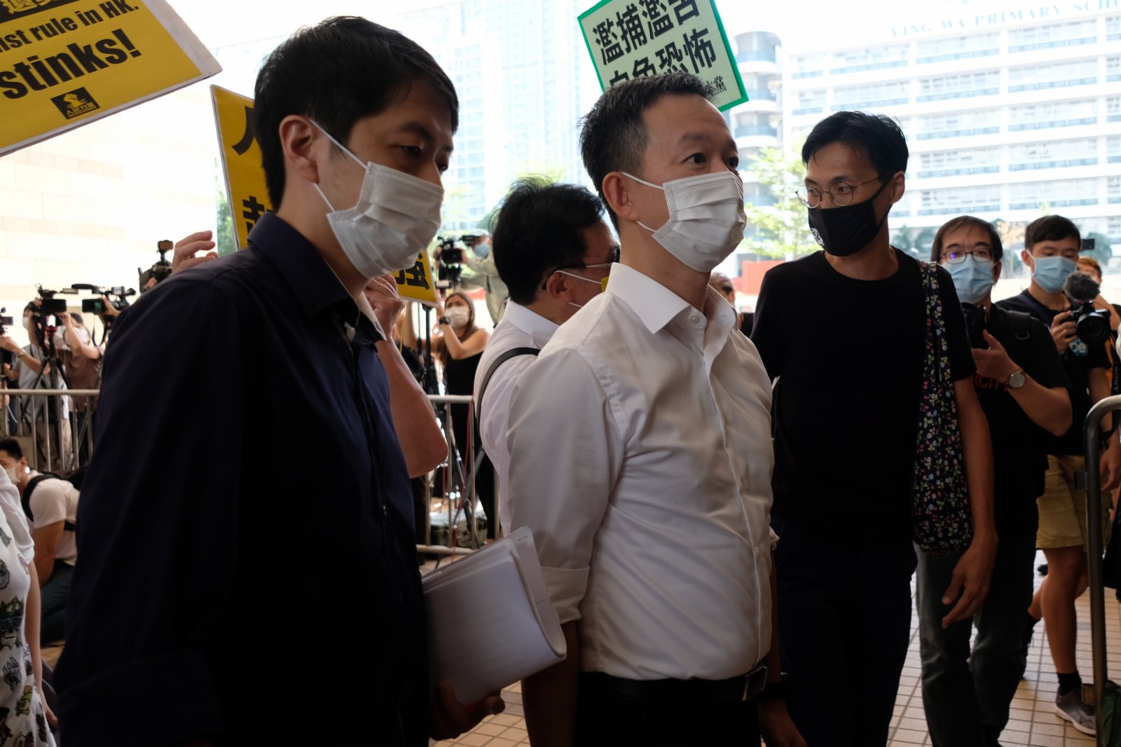 立法會前議員許智峯、陳志全及朱凱廸，被指與早前立法會內潑臭水事件有關，涉嫌違反《立法會（權力及特權）條例》及《侵害人身罪條例》，案件今日（19日）在西九龍裁判法院提堂。
