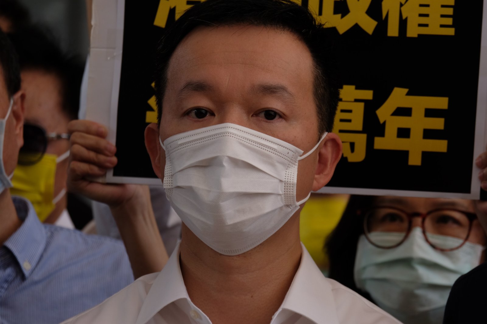 立法會前議員許智峯、陳志全及朱凱廸，被指與早前立法會內潑臭水事件有關，涉嫌違反《立法會（權力及特權）條例》及《侵害人身罪條例》，案件今日（19日）在西九龍裁判法院提堂。