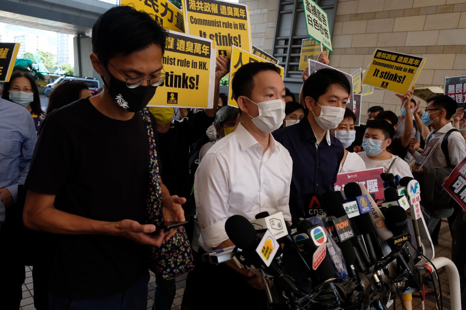 立法會前議員許智峯、陳志全及朱凱廸，被指與早前立法會內潑臭水事件有關，涉嫌違反《立法會（權力及特權）條例》及《侵害人身罪條例》，案件今日（19日）在西九龍裁判法院提堂。
