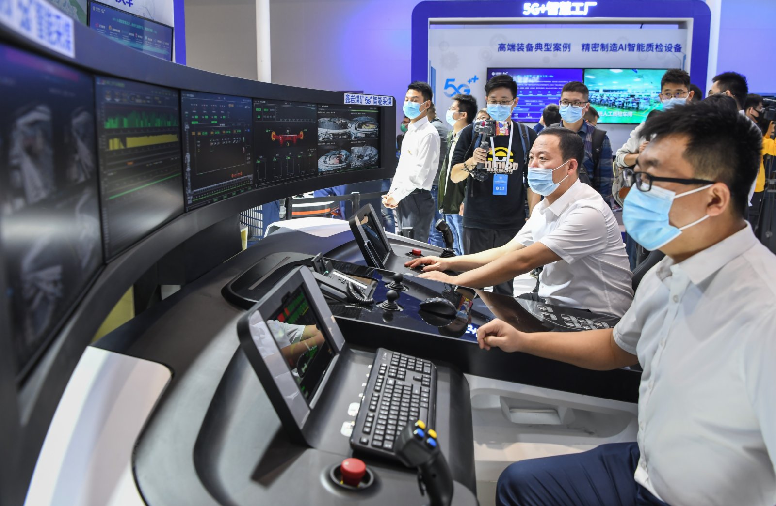 11月19日至21日,2020中國5G+工業互聯網大會在位於武漢的中國光谷科技會展中心舉行,大會特色活動「5G+工業互聯網成果展」同步舉行,集中展示網絡、場景、平台、安全、應用等方面的成果。(新華社)
11月19日至21日,2020中國5G+工業互聯網大會在位於武漢的中國光谷科技會展中心舉行,大會特色活動「5G+工業互聯網成果展」同步舉行,集中展示網絡、場景、平台、安全、應用等方面的成果。(新華社)