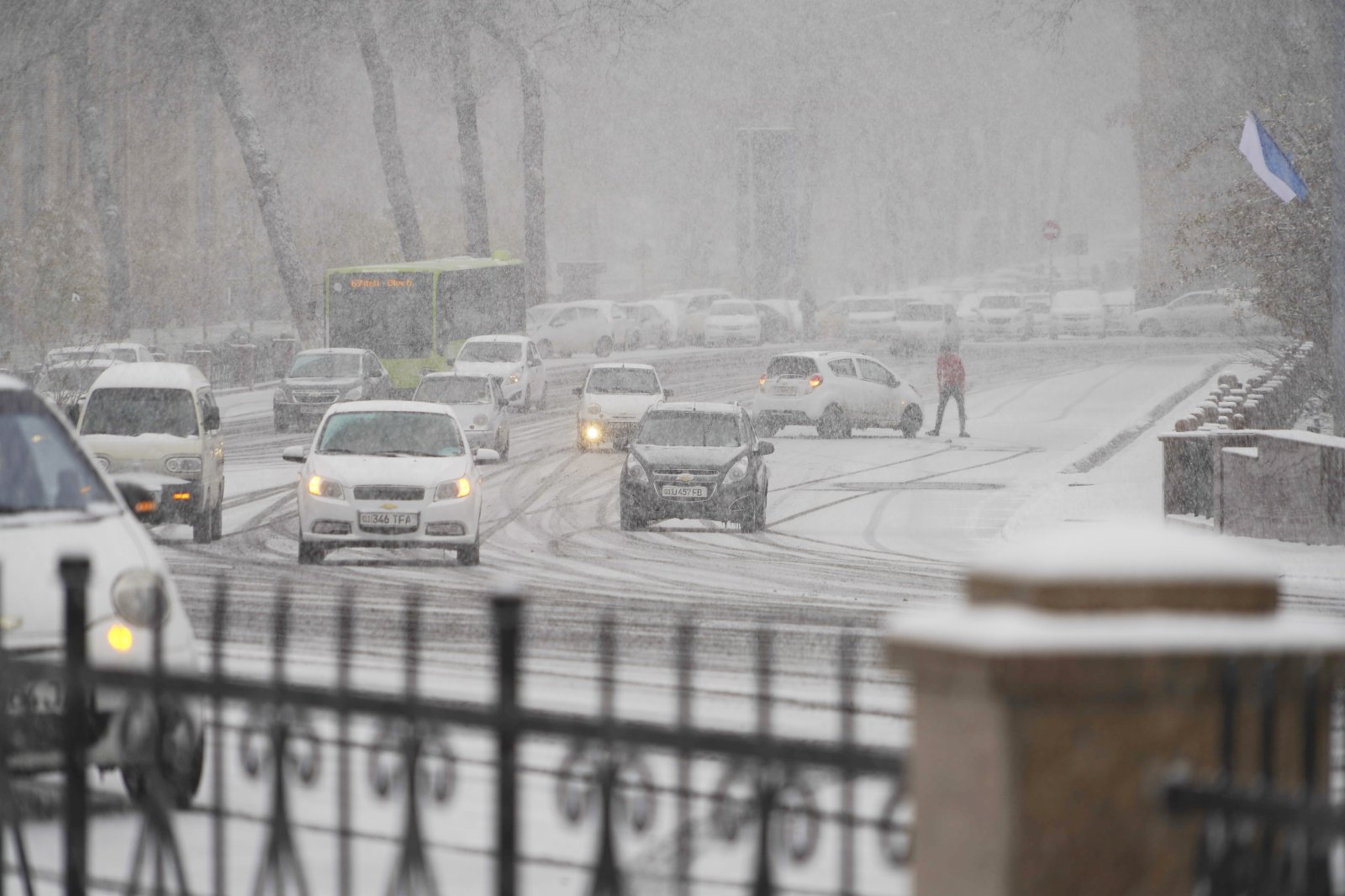 這是11月18日在烏茲別克斯坦首都塔什干拍攝的雪景。當日，受寒流南下影響，烏茲別克斯坦首都塔什干市區迎來今冬首場降雪。(新華社)