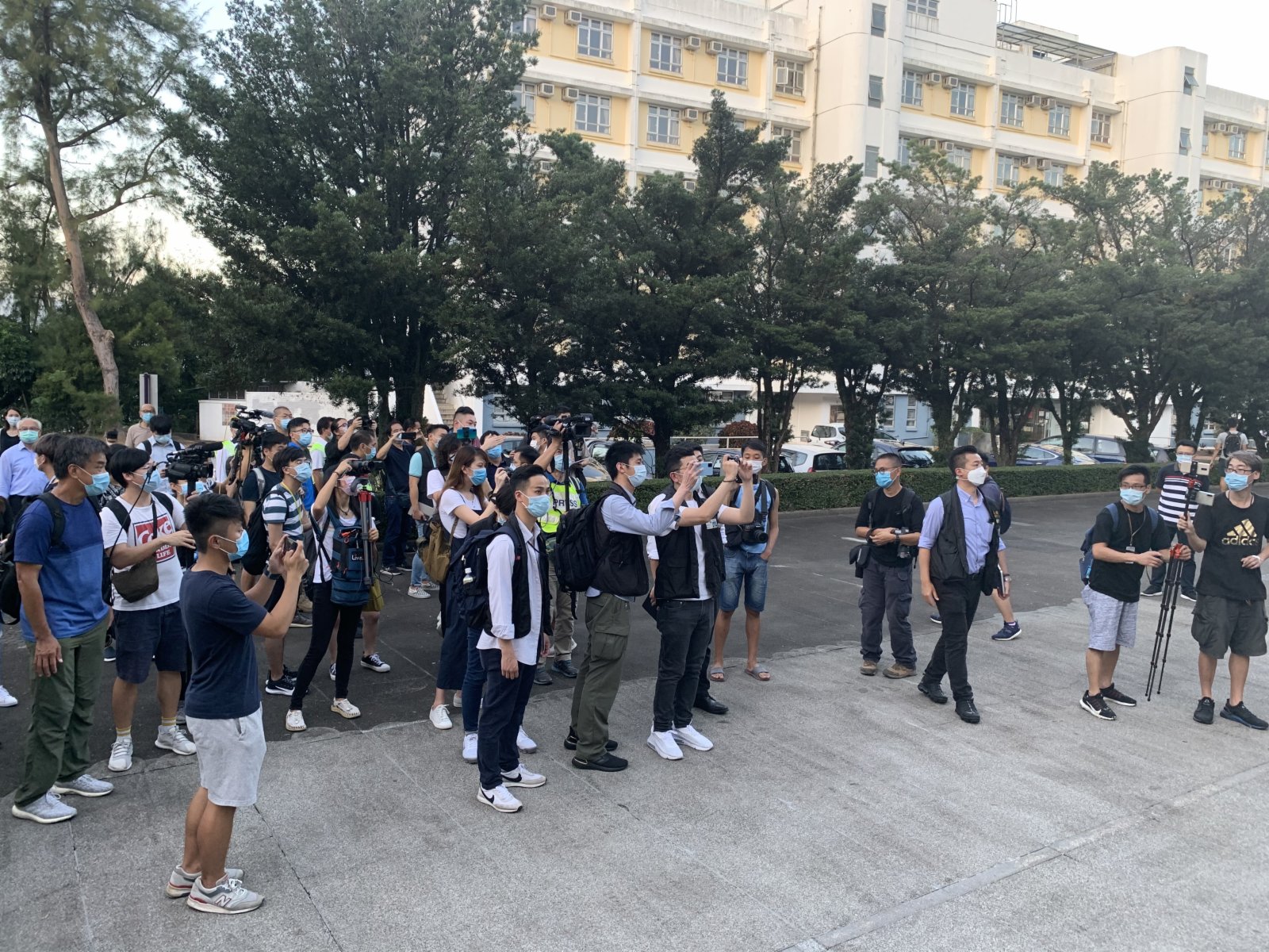 11月20日，警務處國家安全處進入中大校園調查。（大公文匯全媒體記者攝）