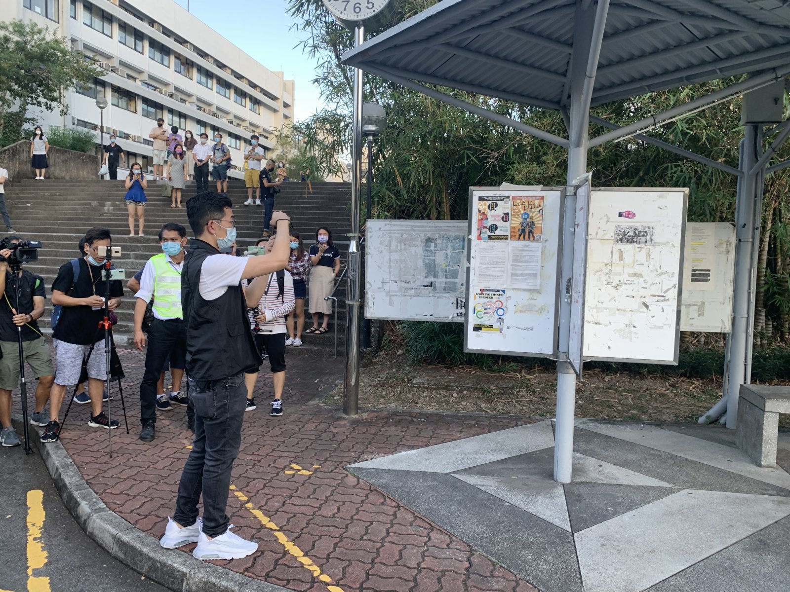 11月20日，警務處國家安全處進入中大校園調查。（大公文匯全媒體記者攝）