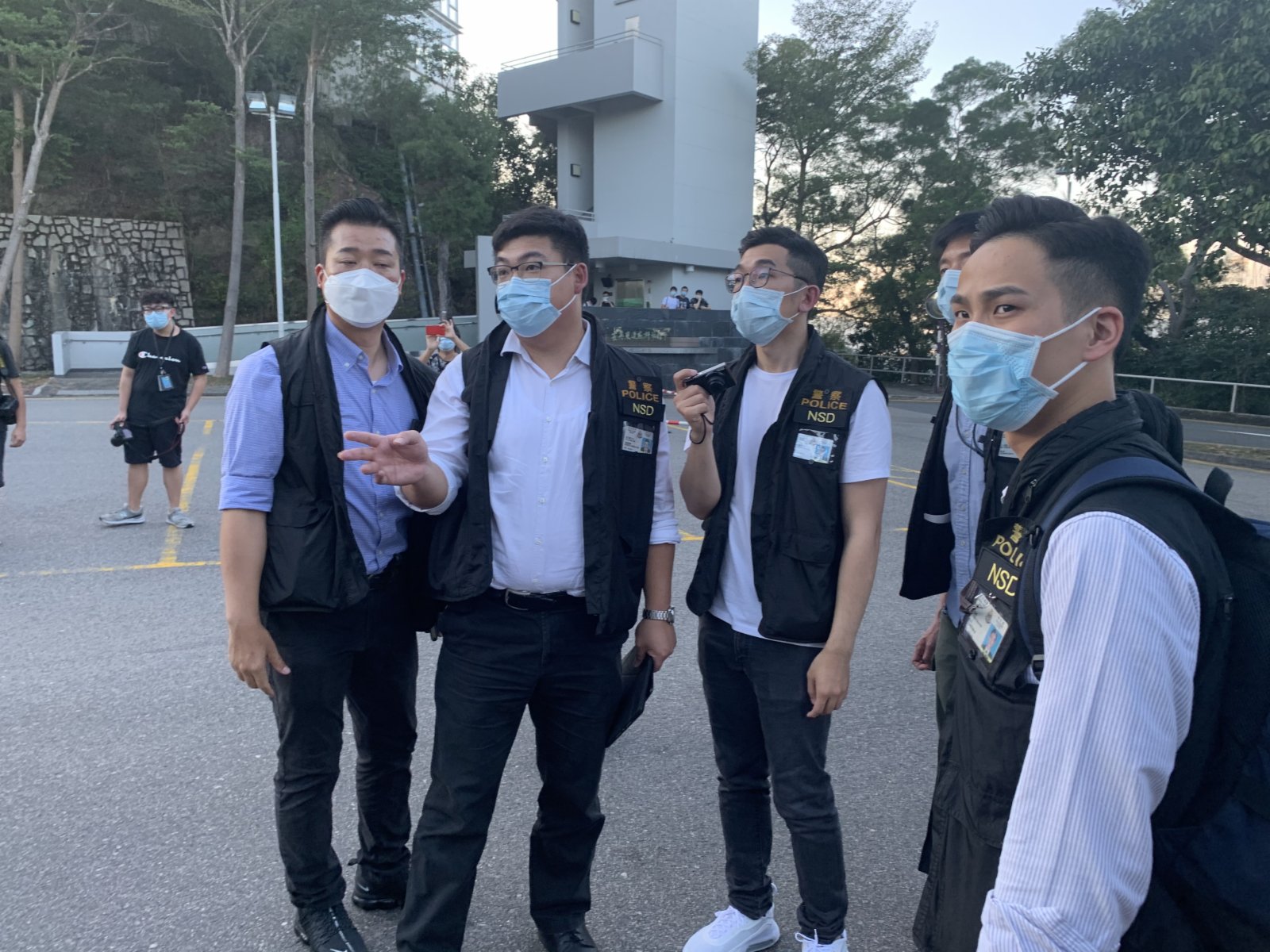 11月20日，警務處國家安全處進入中大校園調查。（大公文匯全媒體記者攝）