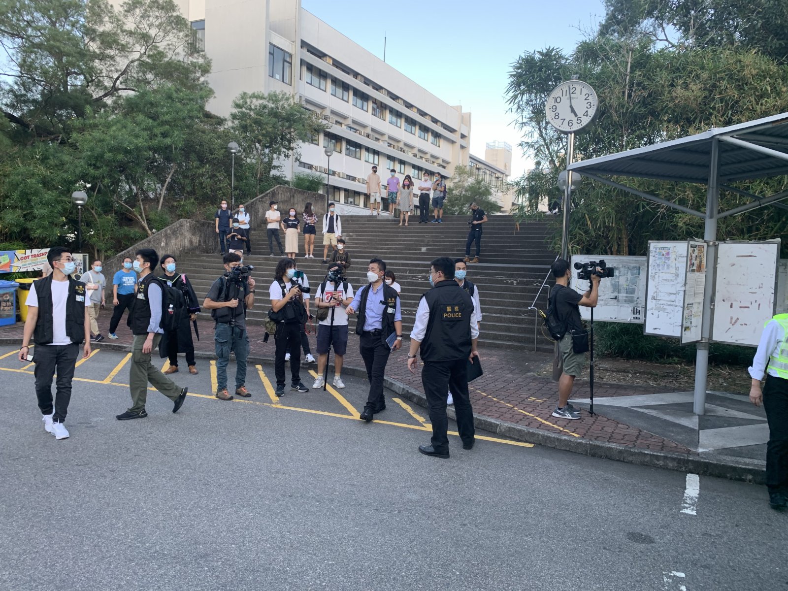 11月20日，警務處國家安全處進入中大校園調查。（大公文匯全媒體記者攝）