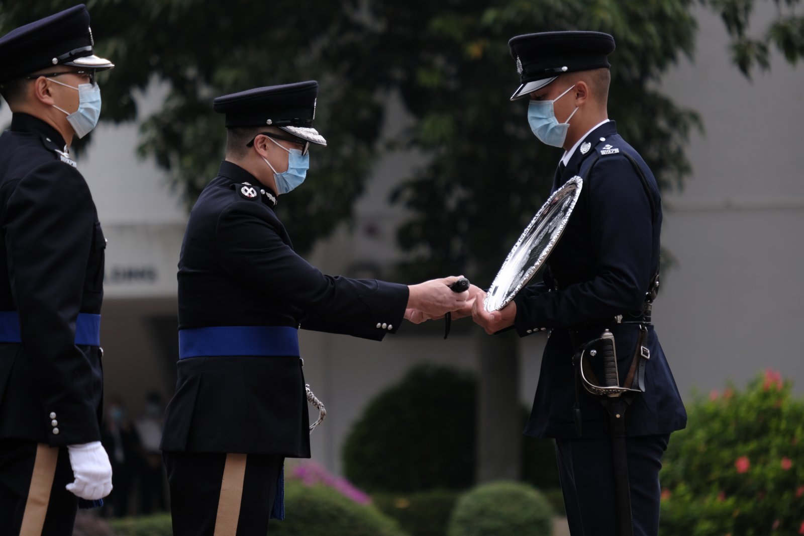 香港警察學院今日（21日）舉行結業會操，警務處處長鄧炳強出席典禮，檢閱畢業的見習督察和學警。鄧炳強又引用《論語》中的「知者不惑，仁者不憂，勇者不懼」勉勵畢業學員。