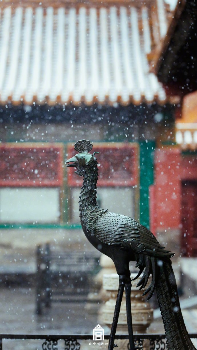 11月21日，北京迎來今冬初雪，攝影師在故宮拍下絕美雪景。大雪紛紛揚揚從空中落下，與紅牆交相輝映，雪中故宮秒變紫禁城。（圖片來源自故宮博物館）