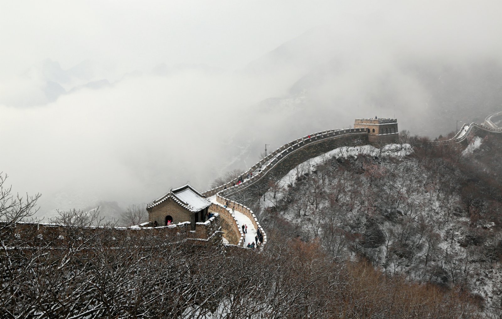 11月21日，遊客在雪後的北京懷柔慕田峪長城遊覽。