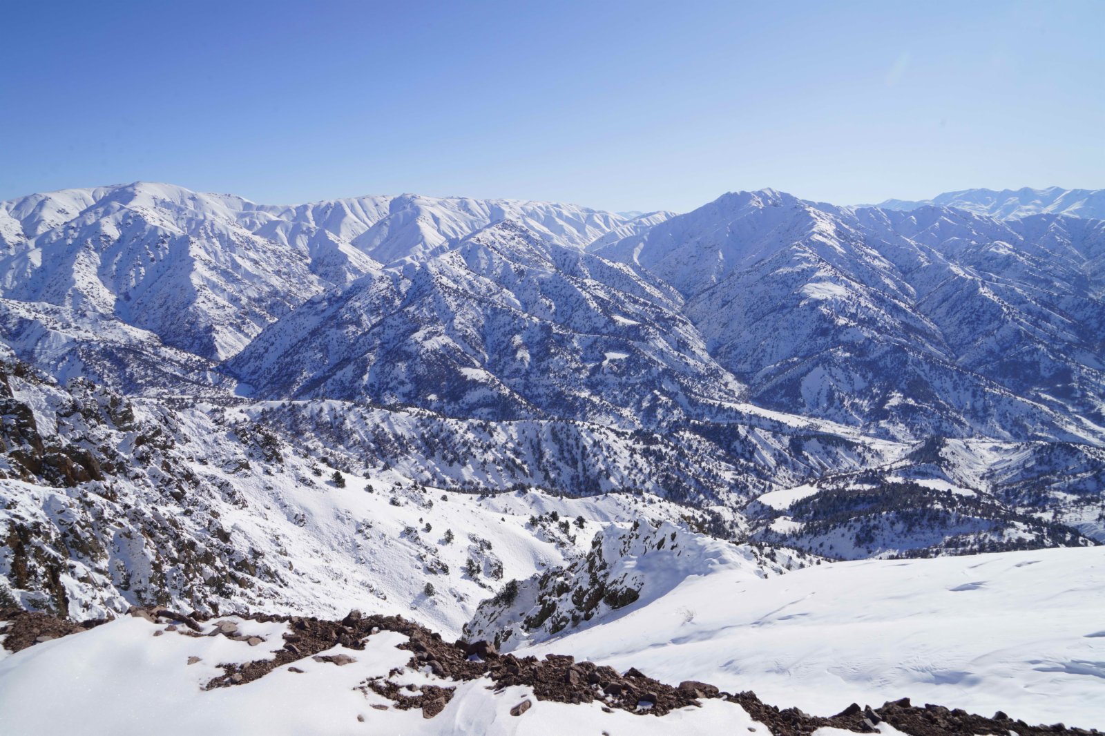 這是11月21日在烏茲別克斯坦首都塔什干附近的山區拍攝的雪景。（新華社圖片）