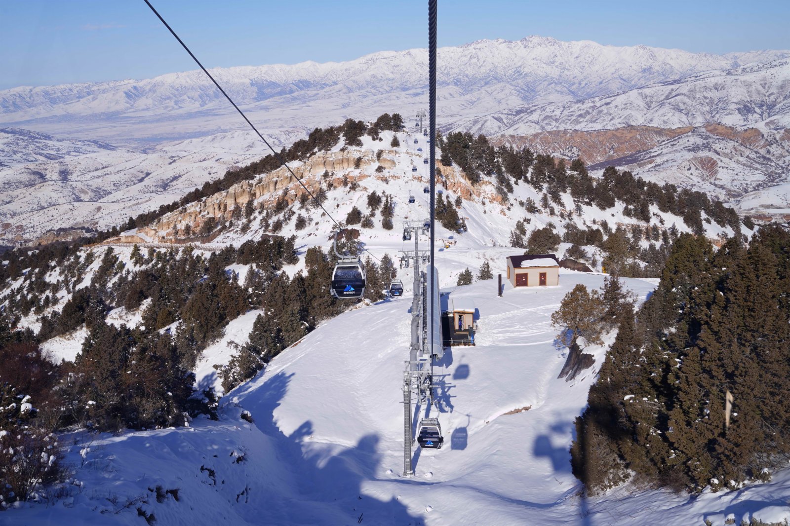 這是11月21日在烏茲別克斯坦首都塔什干附近的山區拍攝的雪景。（新華社圖片）