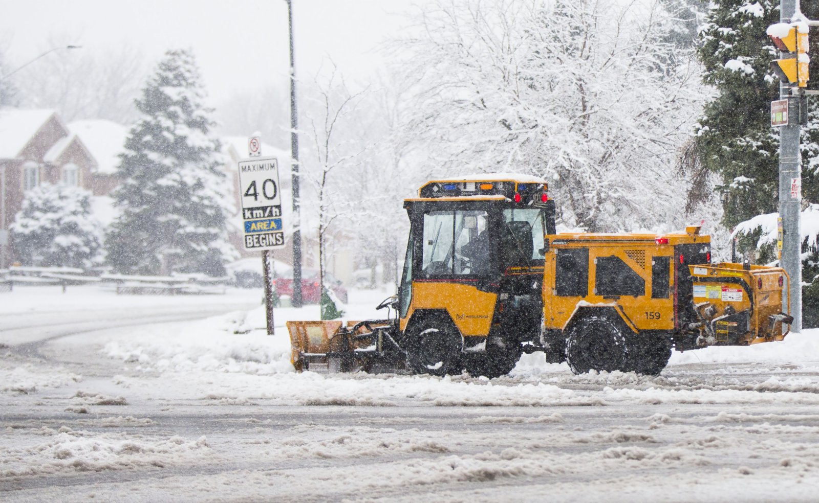 11月22日，在加拿大安大略省米西索加，鏟雪車在街道上清除積雪。