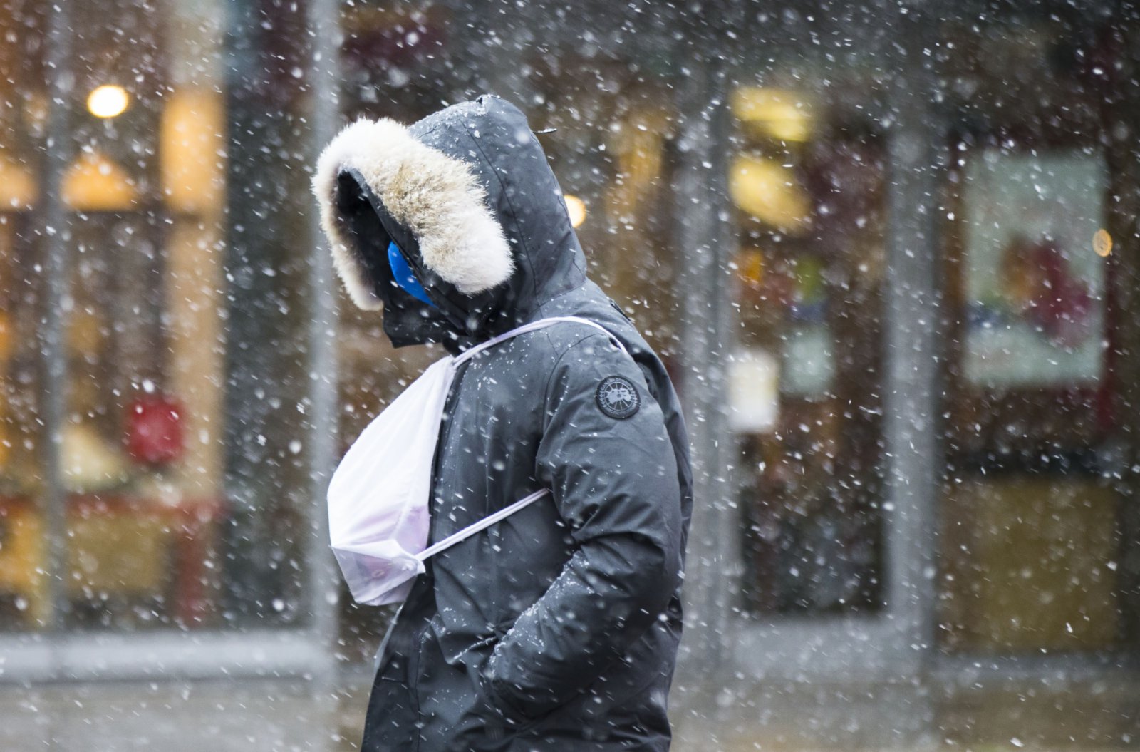 11月22日，在加拿大安大略省多倫多，一名男子冒雪前行。