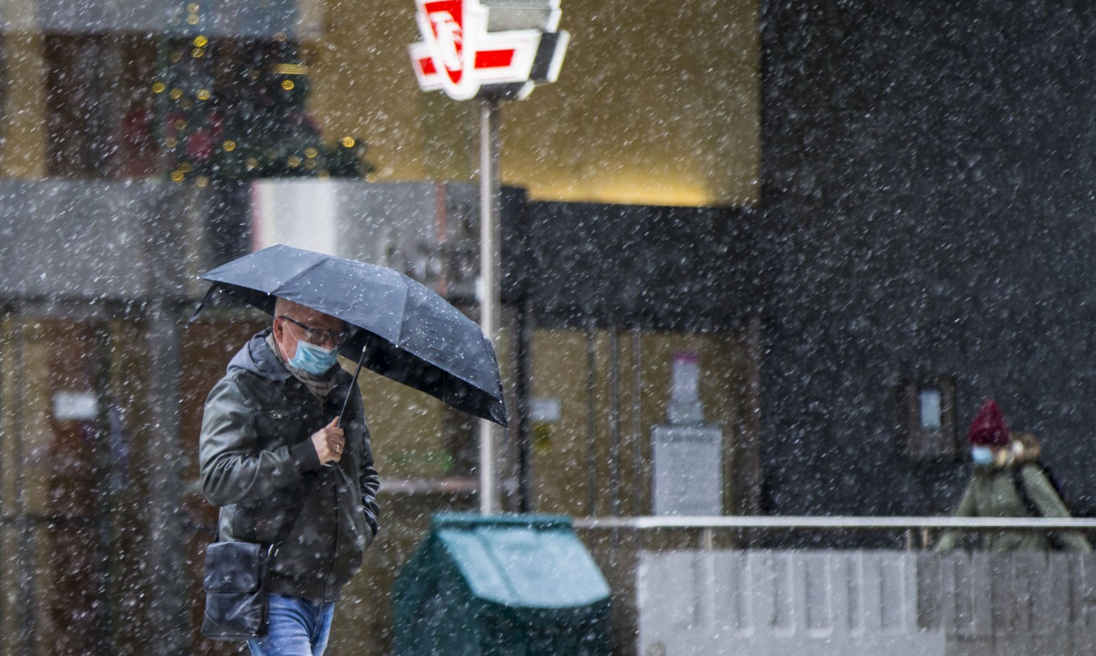 11月22日，在加拿大安大略省多倫多，一名男子打傘出行。
