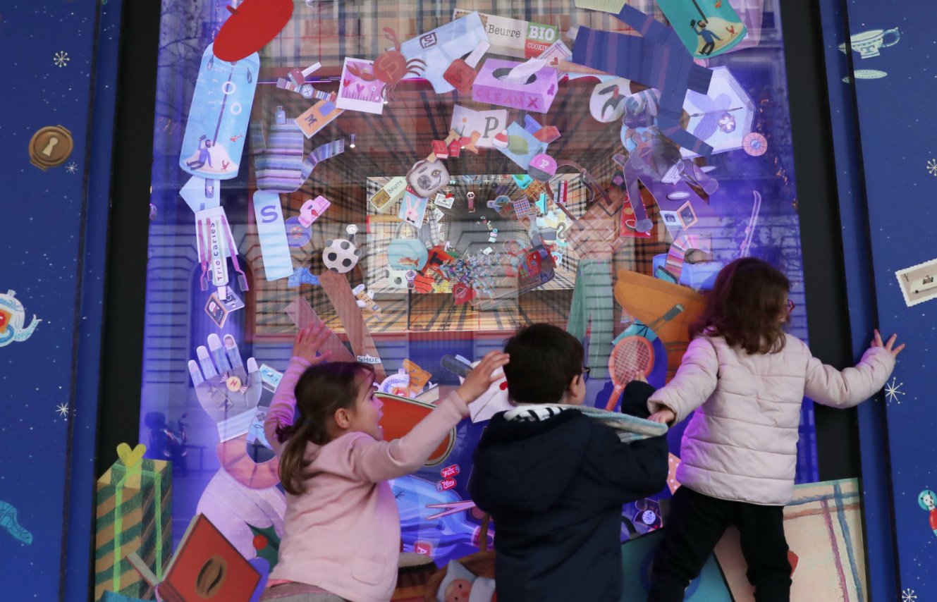 11月22日，孩子們在法國巴黎老佛爺百貨商店的聖誕櫥窗前嬉戲。（新華社）