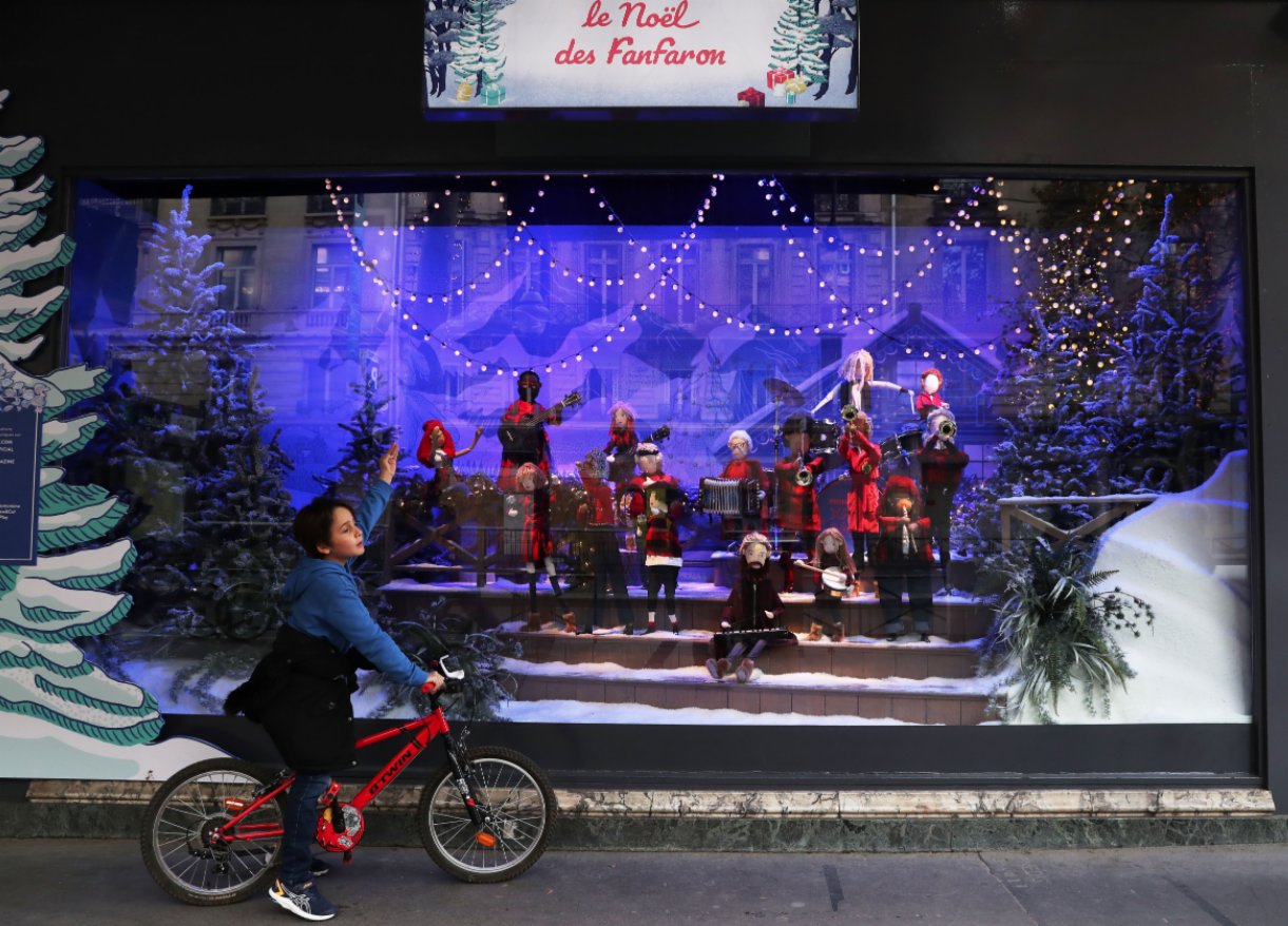 11月22日，一名男孩在法國巴黎老佛爺百貨商店的聖誕櫥窗前駐足欣賞。（新華社）