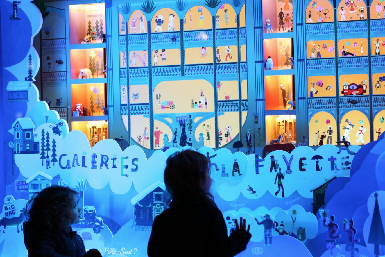 11月22日，孩子們在法國巴黎老佛爺百貨商店的聖誕櫥窗前駐足欣賞。（新華社）