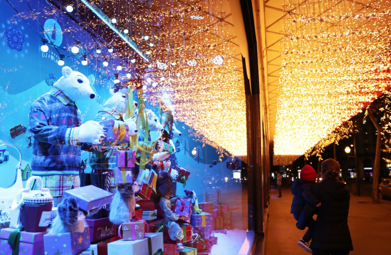 11月22日，人們走過法國巴黎老佛爺百貨商店的聖誕櫥窗。（新華社）