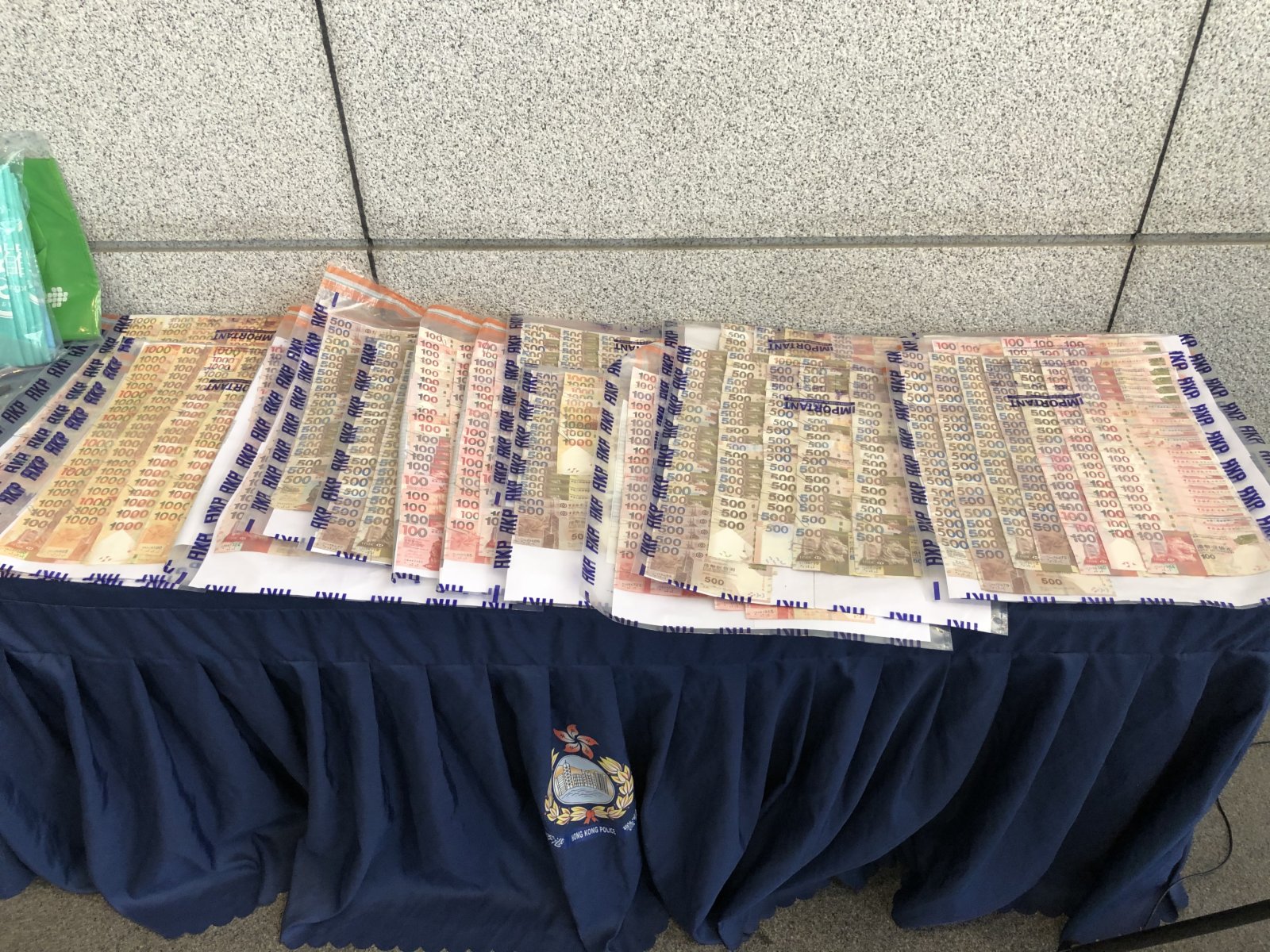 警方25日在青衣一個場車場拘捕兩男1女，行動中檢獲18公斤懷疑可卡因，市值約3200萬元。