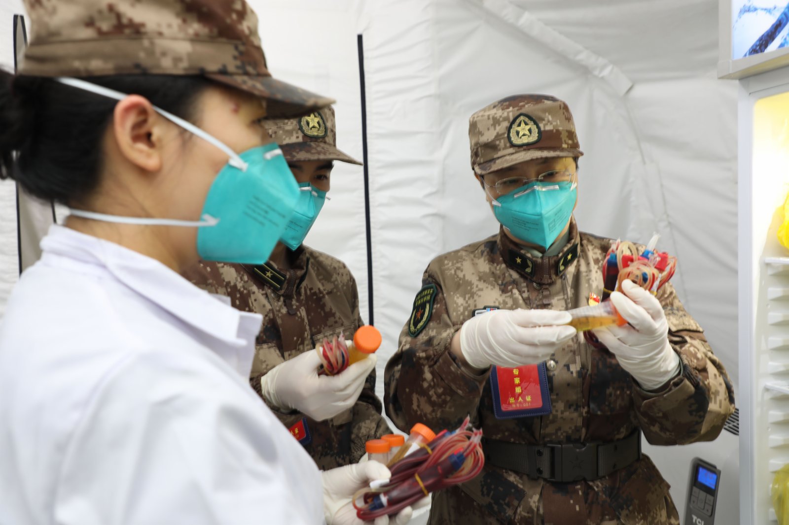 3月26日，中國工程院院士陳薇（右）在搭建的負壓帳篷實驗室檢查血清分離。（新華社）