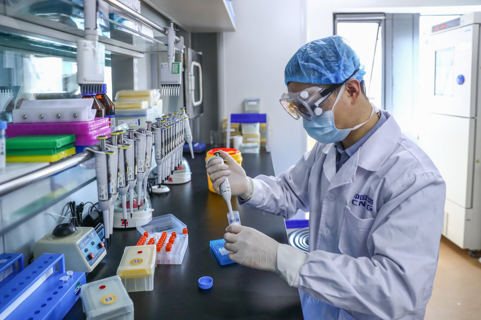 4月11日，工作人員在國藥集團中國生物新冠疫苗生產基地質量檢定部門對新型冠狀病毒滅活疫苗樣品進行雜質檢測。（新華社）