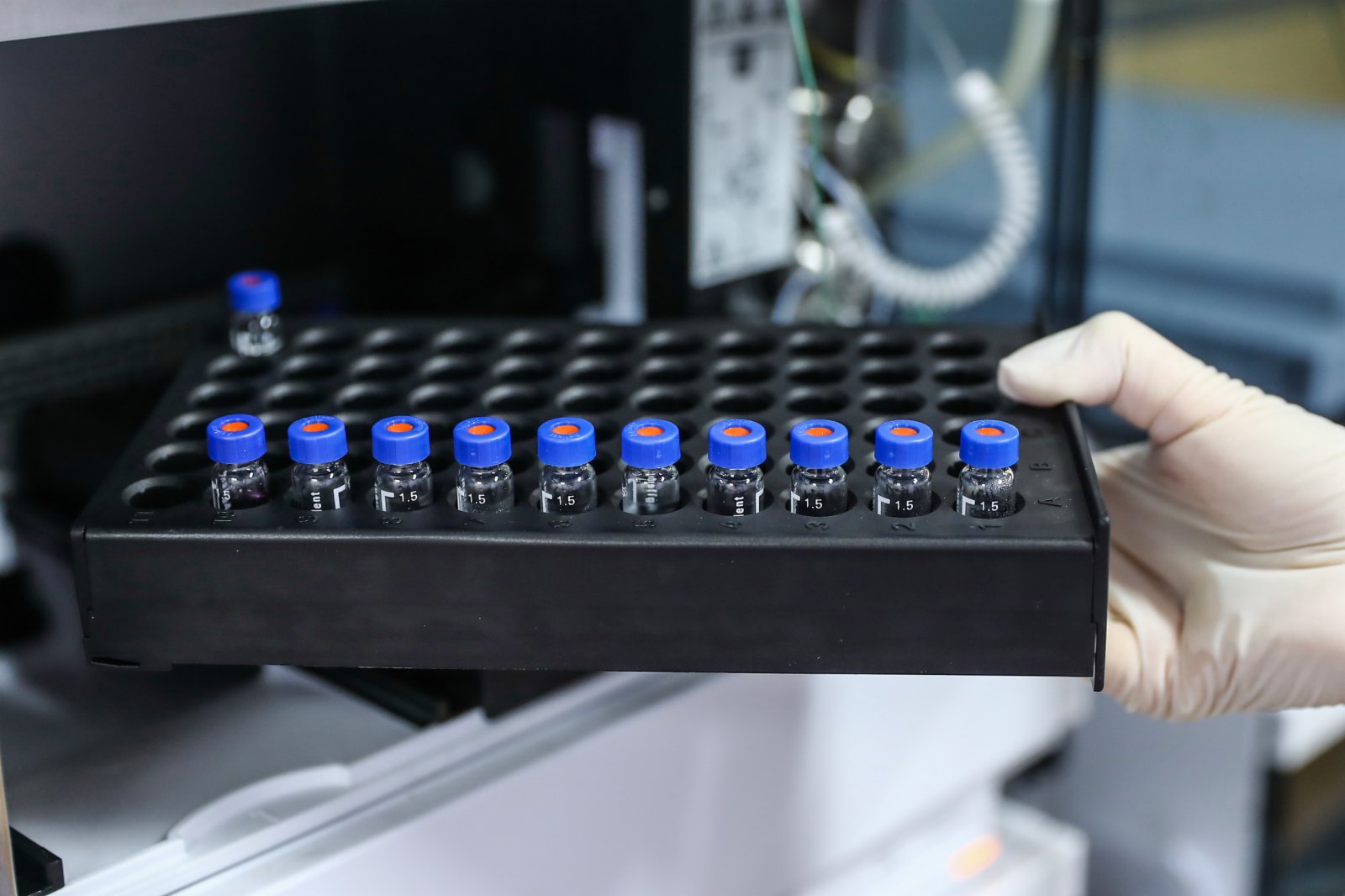4月11日，工作人員在國藥集團中國生物新冠疫苗生產基地質量檢定部門對新型冠狀病毒滅活疫苗樣品進行純度檢測。（新華社）