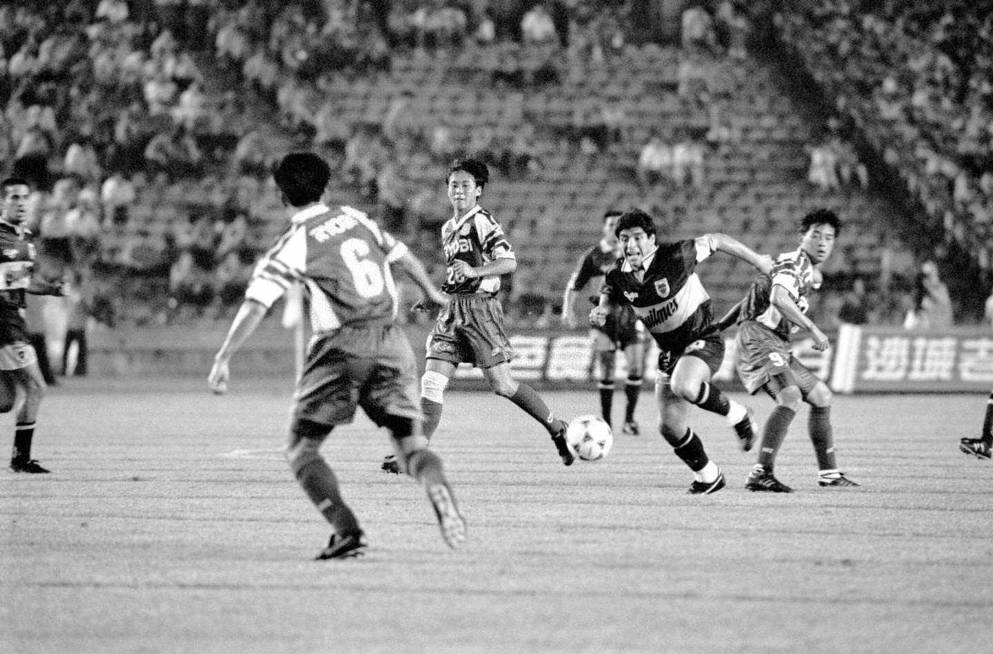 這是1996年7月25日，馬拉多納（右二）代表博卡青年隊在北京工人體育場對陣北京國安隊。（新華社）