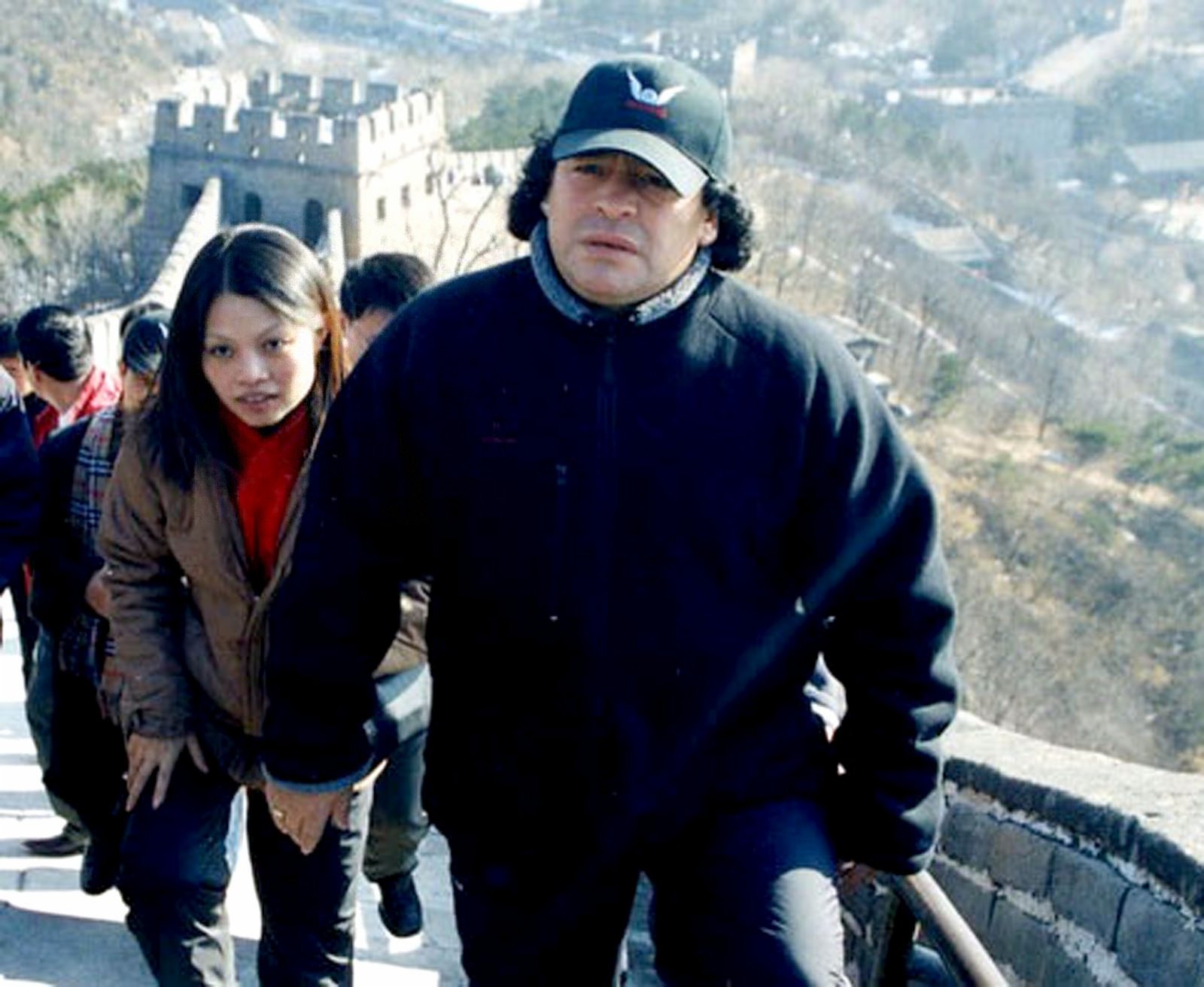 這是2003年11月22日，馬拉多納遊覽北京八達嶺長城。(新華社）