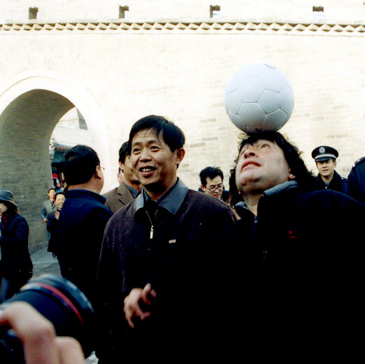 這是2003年11月22日，馬拉多納在遊覽北京八達嶺長城時，即興表演球技。（新華社）