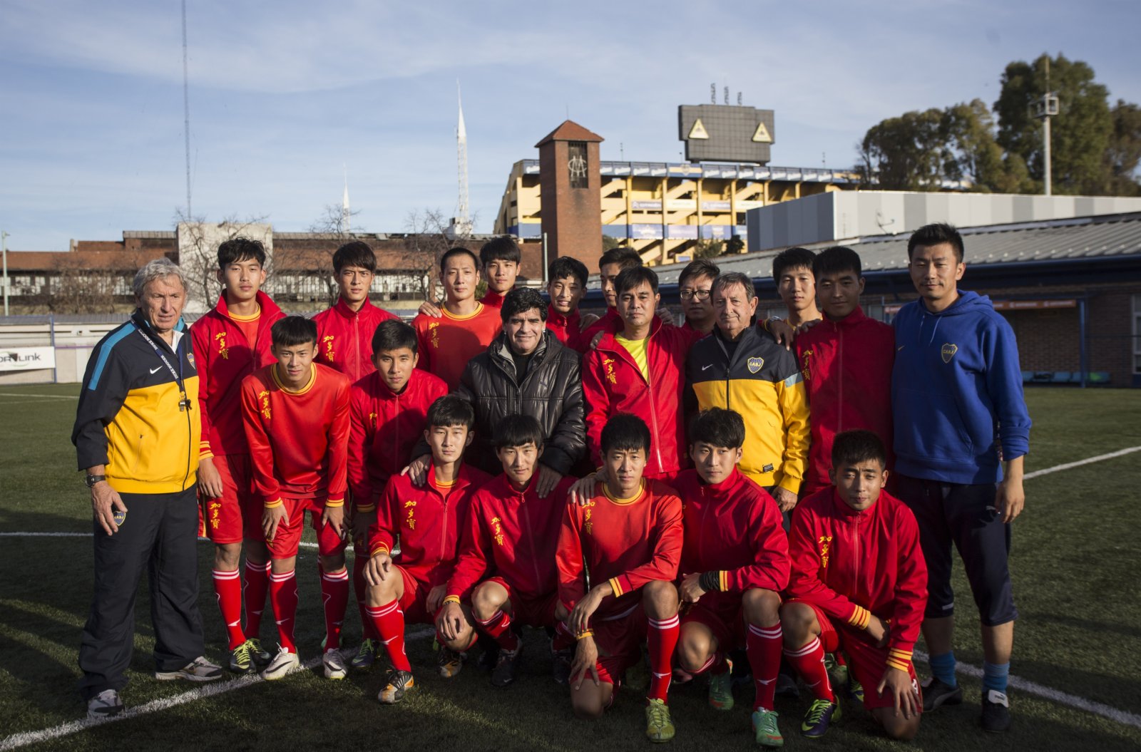 這是2014年7月20日，馬拉多納（中）與前往阿根廷博卡青年俱樂部受訓的中國青少年足球運動員合影。（新華社）
