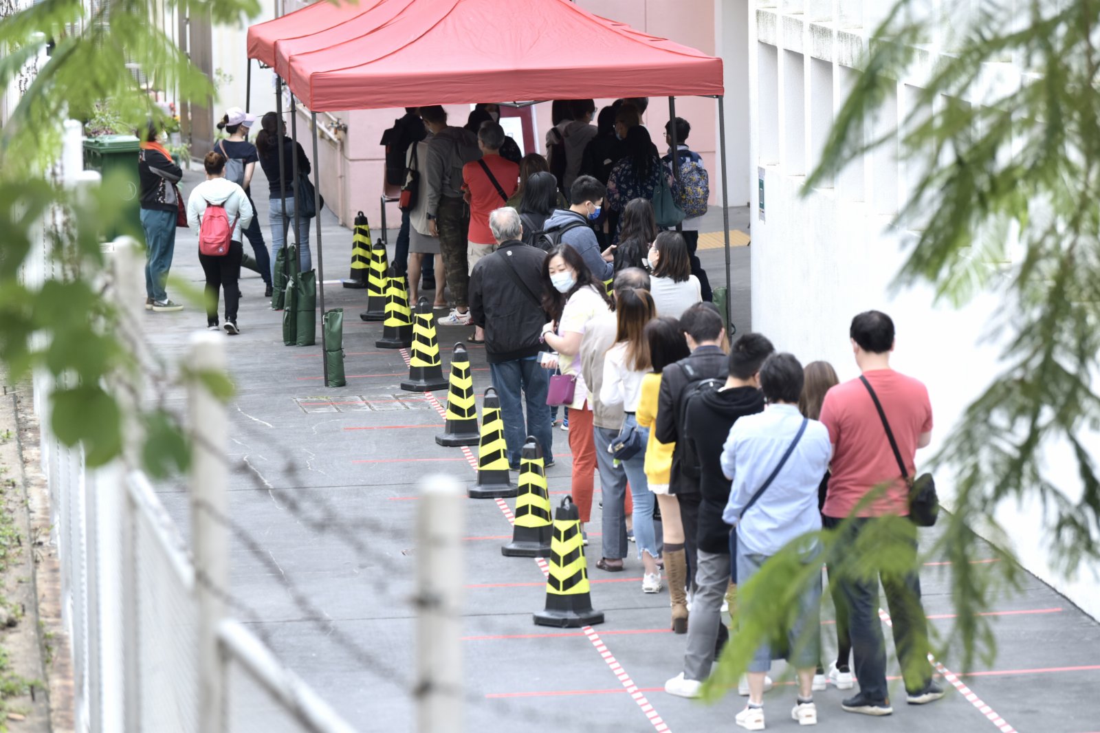 11月28日早上，不少香港市民前往設立在荔景社區會堂的社區檢測中心登記檢測。圖為荔景社區會堂檢測中心，不少市民排隊等候檢測。（中新社）