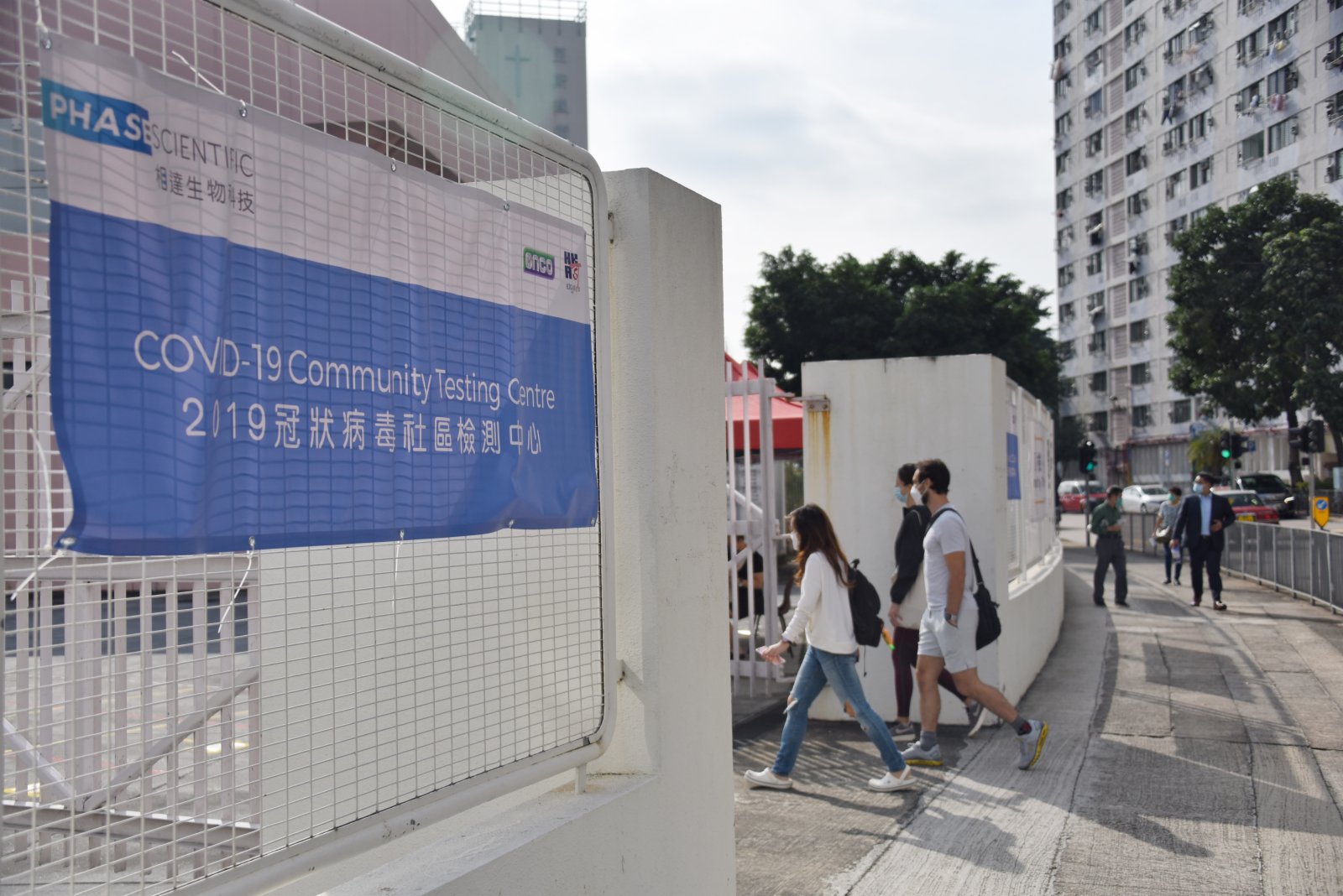11月28日早上，不少香港市民前往設立在荔景社區會堂的社區檢測中心登記檢測。（中新社）