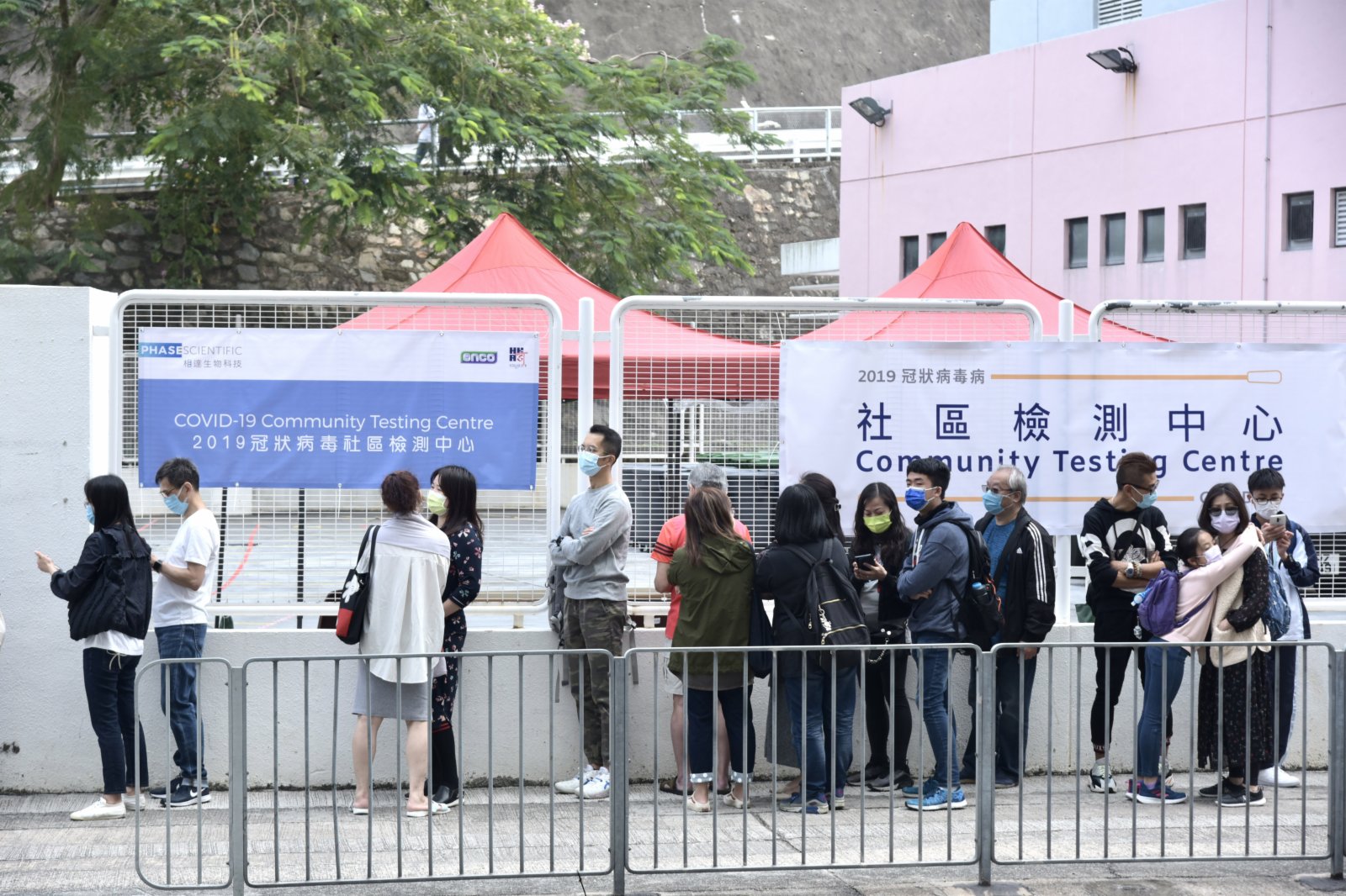 11月28日早上，不少香港市民前往設立在荔景社區會堂的社區檢測中心登記檢測。圖為荔景社區會堂檢測中心，不少市民排隊等候檢測。（中新社）