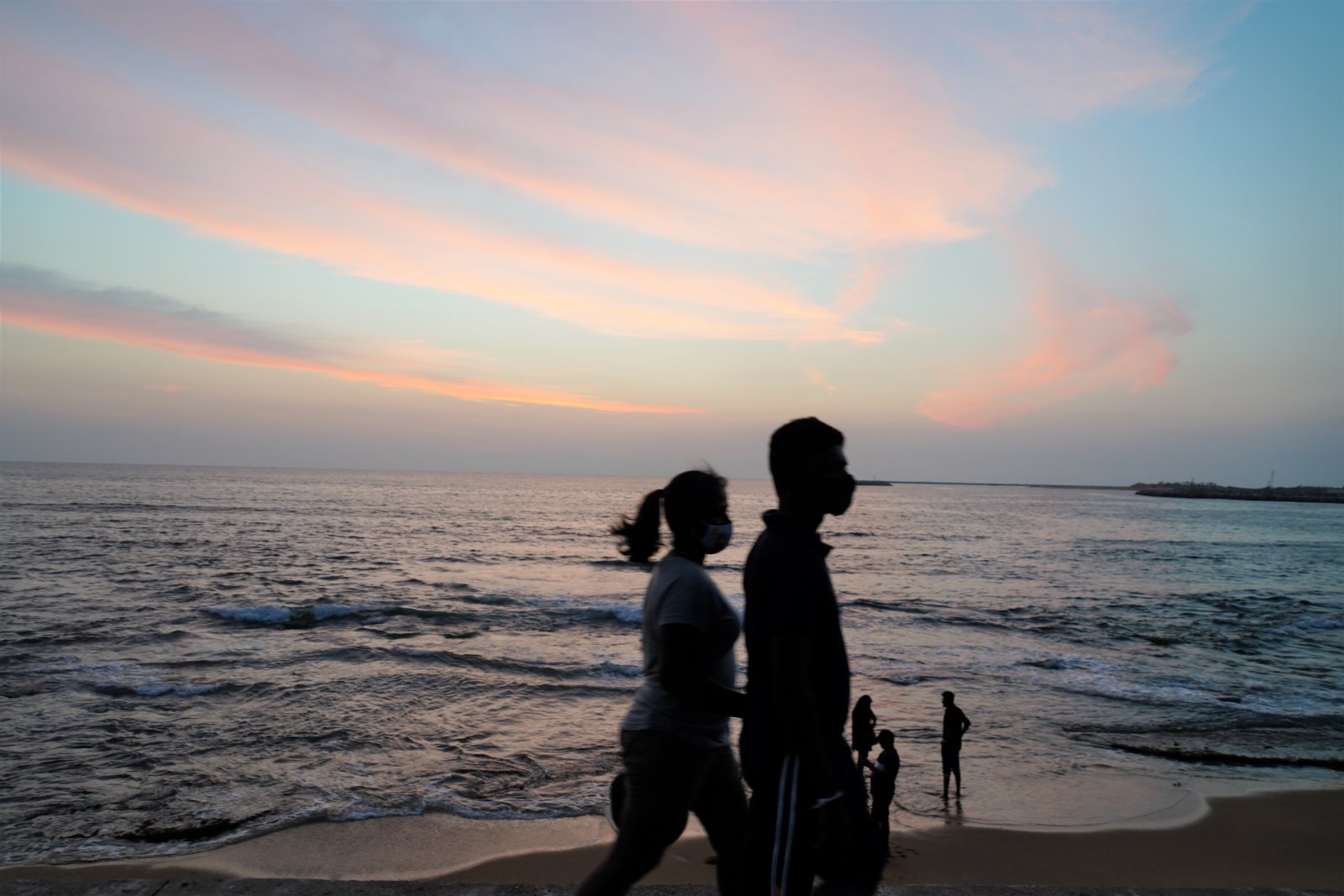 11月28日，人們在斯里蘭卡科倫坡加勒菲斯綠地廣場附近的海濱大道上休閒。