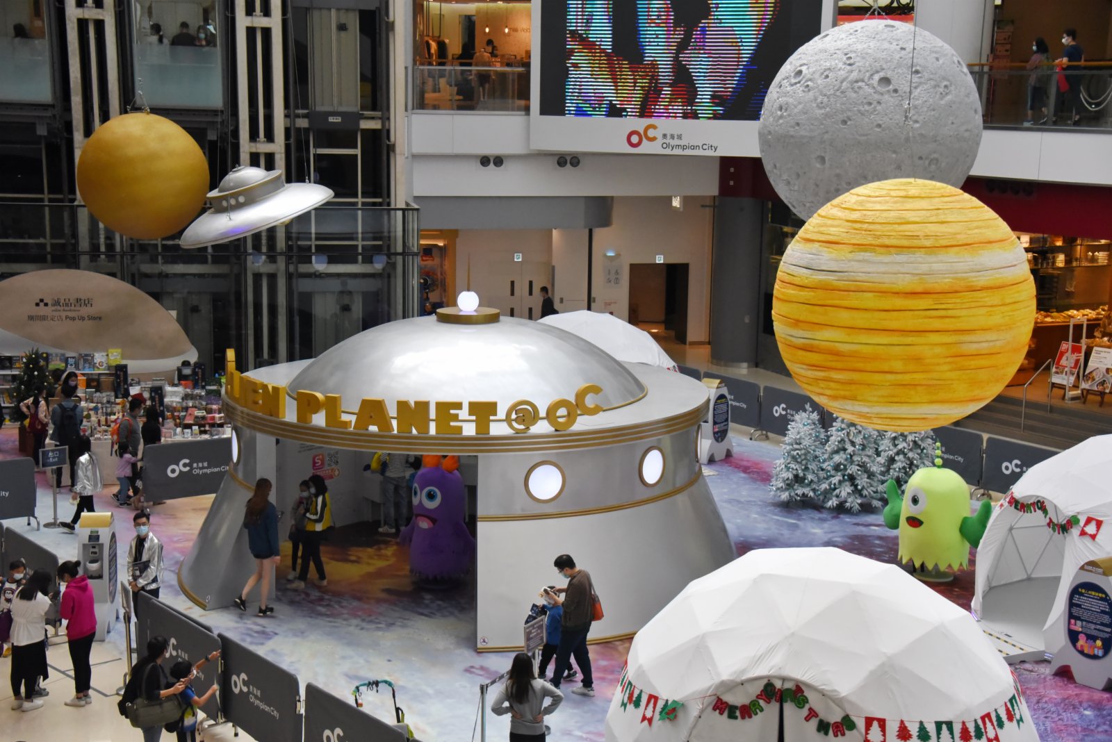 11月28日，香港市民帶上小朋友前往奧海城商場感受聖誕歡樂氣氛。