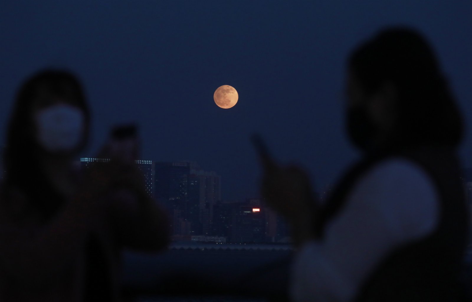 11月30日，一次半影月食天象在香港上空發生，這也是12月14日日全食天象的前奏。圖為香港市民觀賞半影月食。（香港文匯報記者 攝）