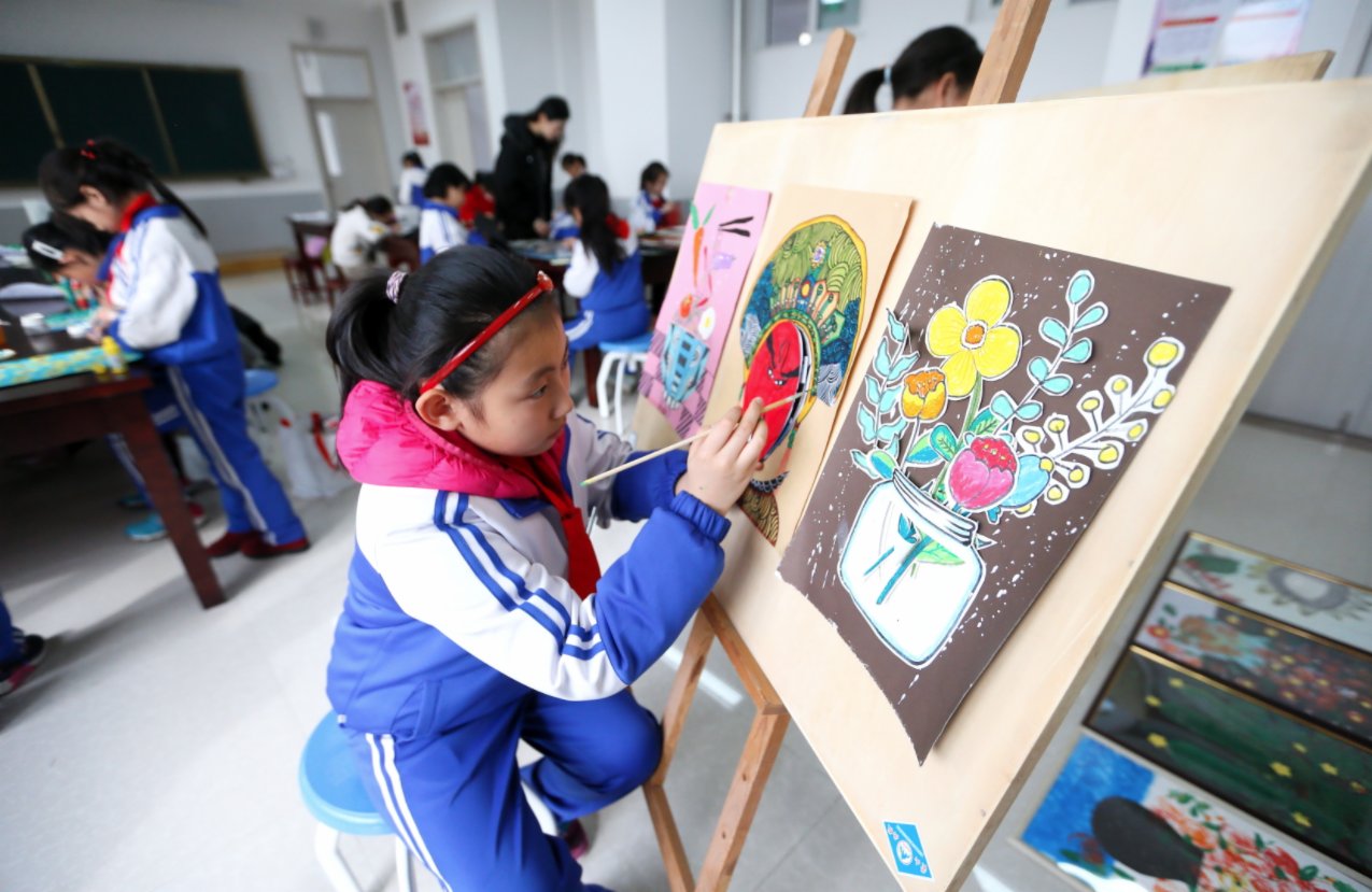 12月1日，山東省青島市即墨區龍山中心小學手工社團的學生在創作作品。（新華社）