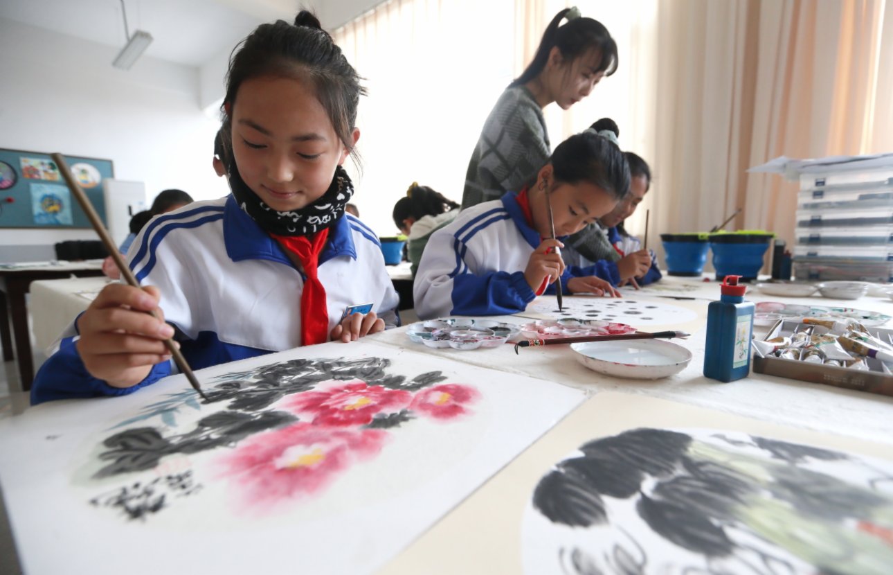 12月1日，山東省青島市即墨區龍山中心小學國畫社團的學生在學習繪畫。（新華社）