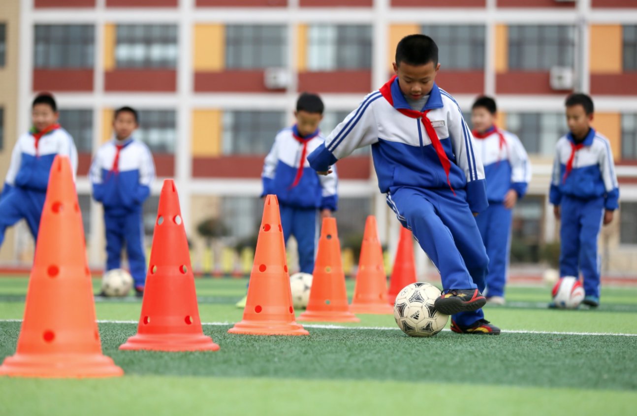 12月1日，山東省青島市即墨區龍山中心小學足球社團的學生在操場上訓練。（新華社）