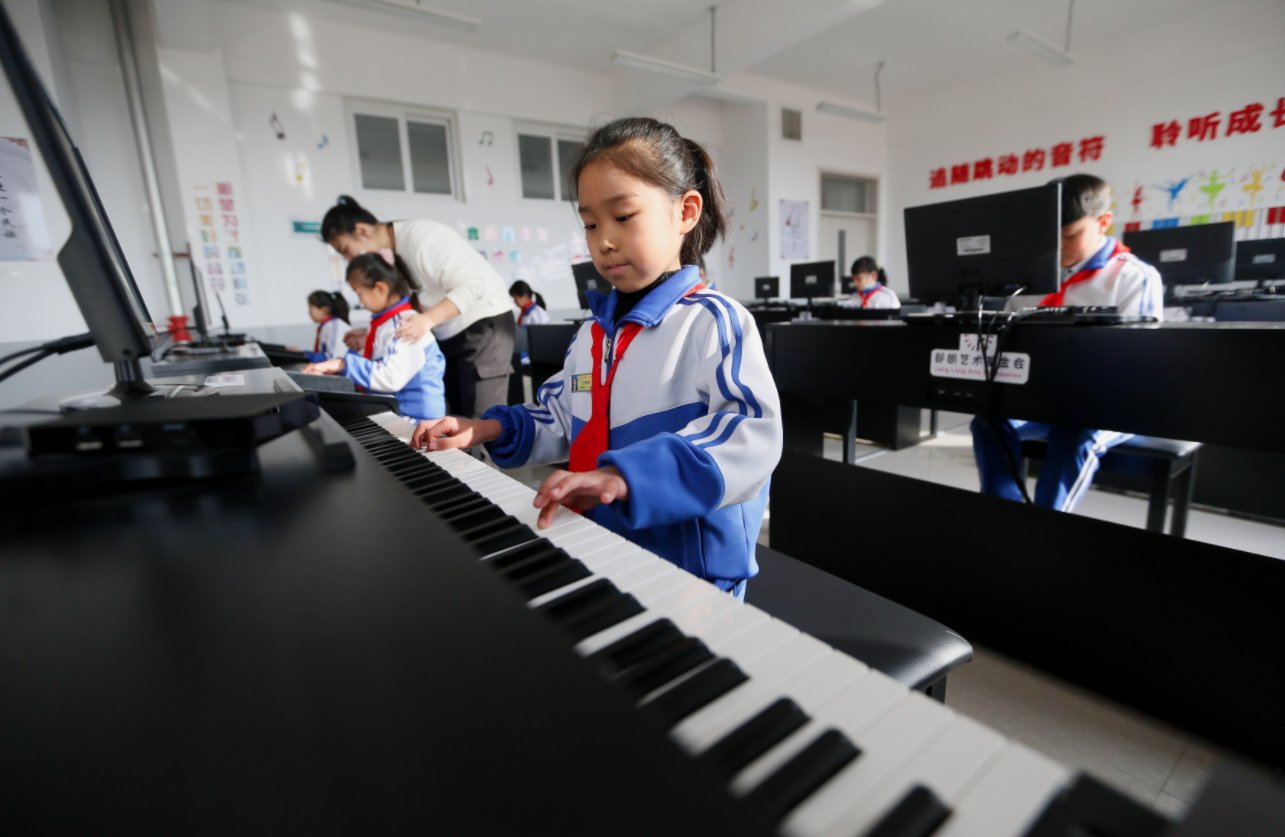 12月1日，山東省青島市即墨區龍山中心小學鋼琴社團的學生在彈鋼琴。（新華社）