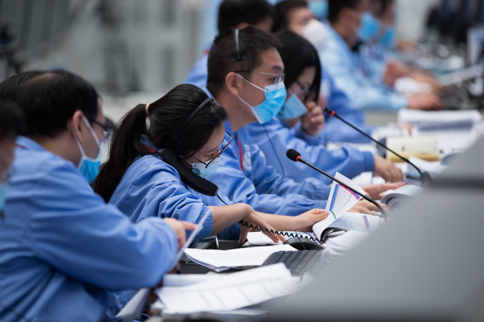 12月1日，在北京航天飛行控制中心，航天科技人員在監測嫦娥五號探測器工作狀態。