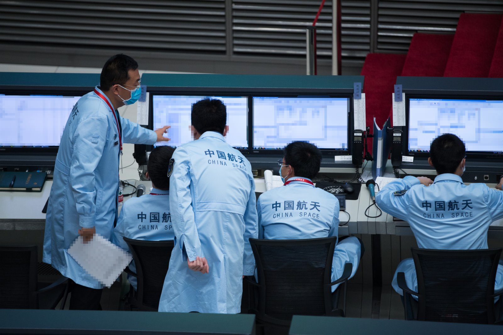 12月1日，在北京航天飛行控制中心，航天科技人員在監測嫦娥五號探測器落月過程。