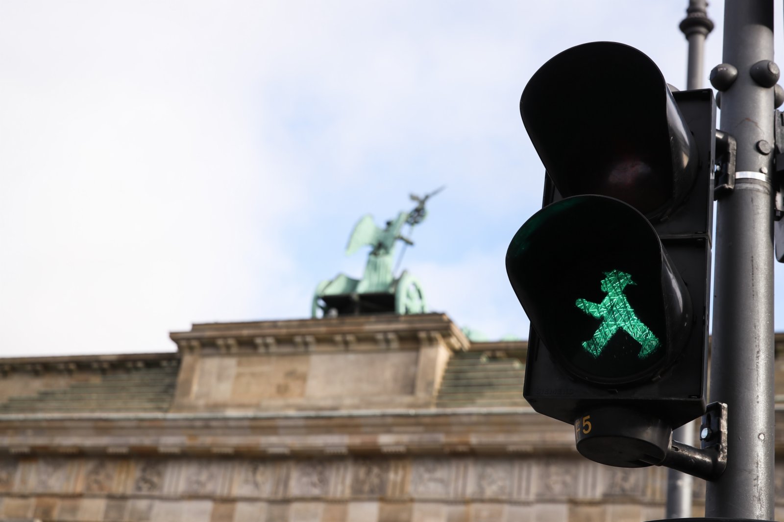 這是11月19日在德國首都柏林拍攝的一座「綠燈小人」雕塑。柏林的人形行人信號燈於1961年由德國交通心理學家卡爾·佩格勞創作，1969年開始投入使用並逐漸普及。其設計的初衷是讓對顏色不敏感的群體更好地識別行人交通信號，同時生動的人物形象更容易被人們接受。此外，這種信號燈的發光面積也比一般的行人信號燈更大，因而更加醒目。時至今日，這種「紅綠燈小人」已經成為了柏林的一種文化符號。（新華社）